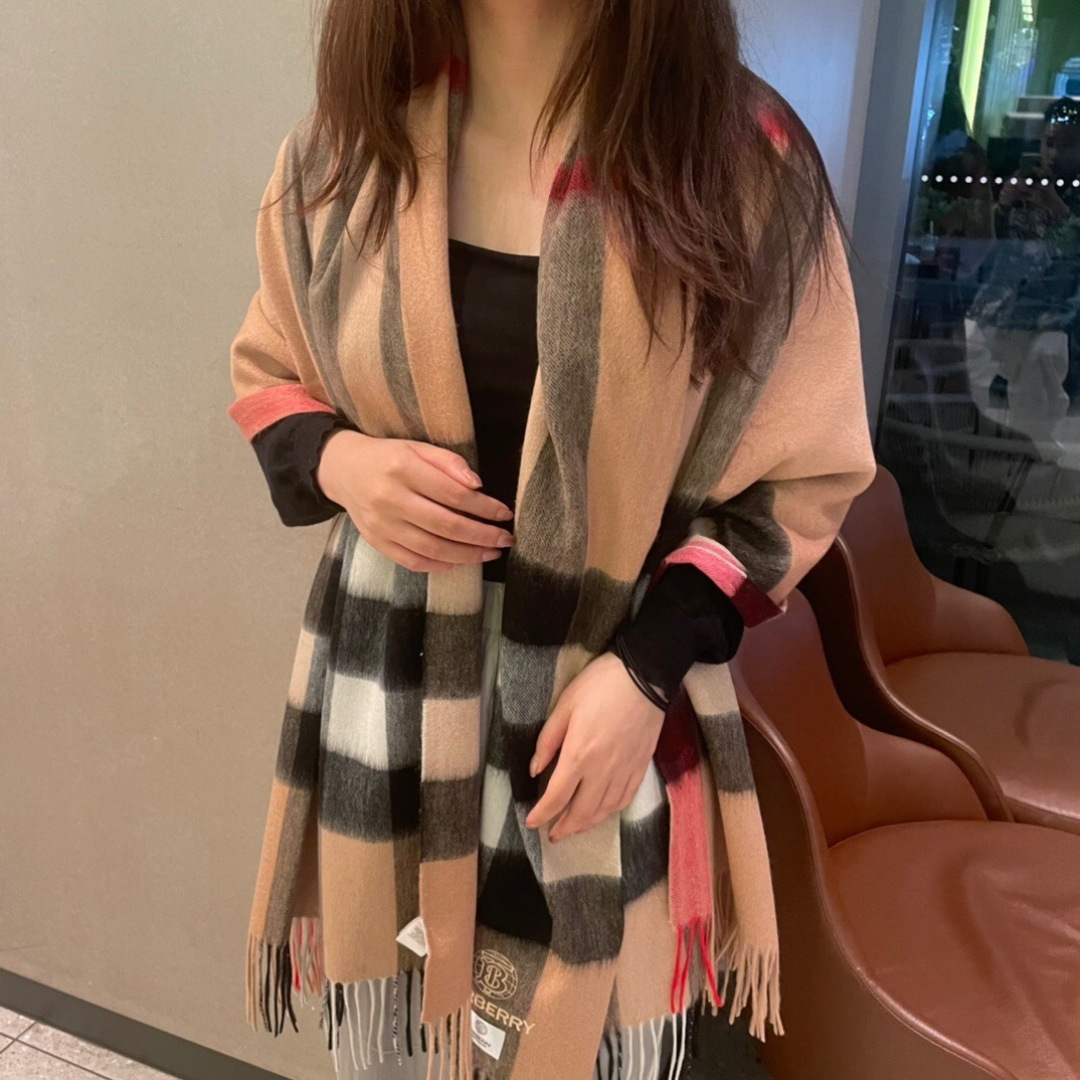 NO:728713,High-end and good quality. The market quality is different. New popular models. Burberry shawls for couples. Exclusive products. Luxury is in the size. High-end quality. Only with super high cashmere quality will this brand favor this quality product. It is a rare knitted scarf on the market. It is really a super high-end product. Only such a big brand can have it. Every color is loved and every color is retained. Selling one less good product. Imported knitted cashmere. Size 200*70 high version scarf, high version scarf, burberry, shawls19860909高端好品质 市场质量不一样 爆款上新 情侣款巴宝利披肩 独家牛货 奢华尽在尺寸之间,高端品质具有超高羊绒品质才会被此品牌青睐这种精品是市场上及其少见的围巾针织,真是超级高端货只有这种大品牌才会拥有每色都是大爱每色都留.卖一条少一条的好货 进口针织羊绒 尺寸200*70高版本围巾,高版本围巾,burberry,shawls,scarf