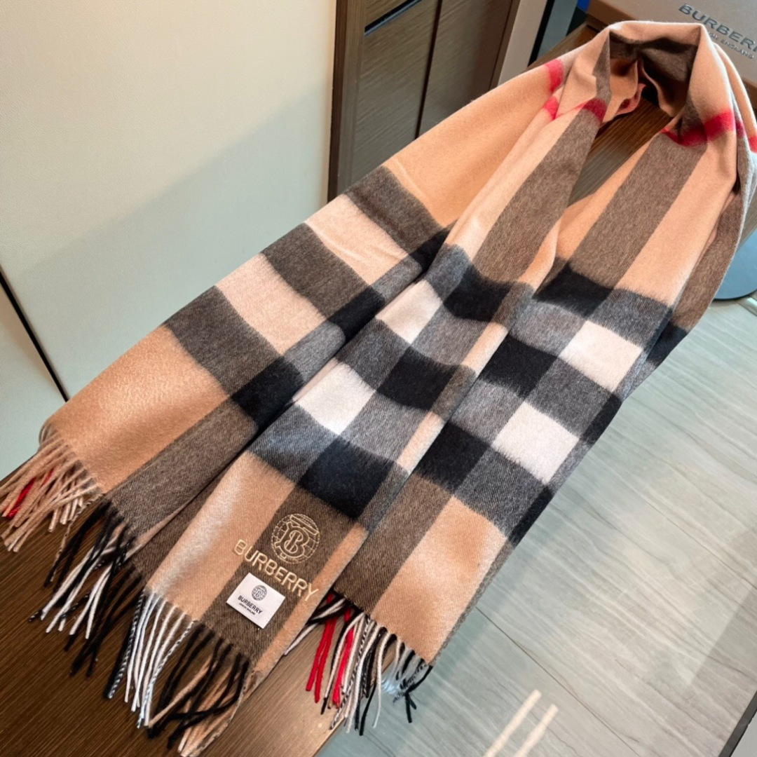 高端好品质 市场质量不一样 爆款上新 情侣款👍👍巴宝利披肩 独家牛货🐂 奢华尽在尺寸之间，高端品质‼️具