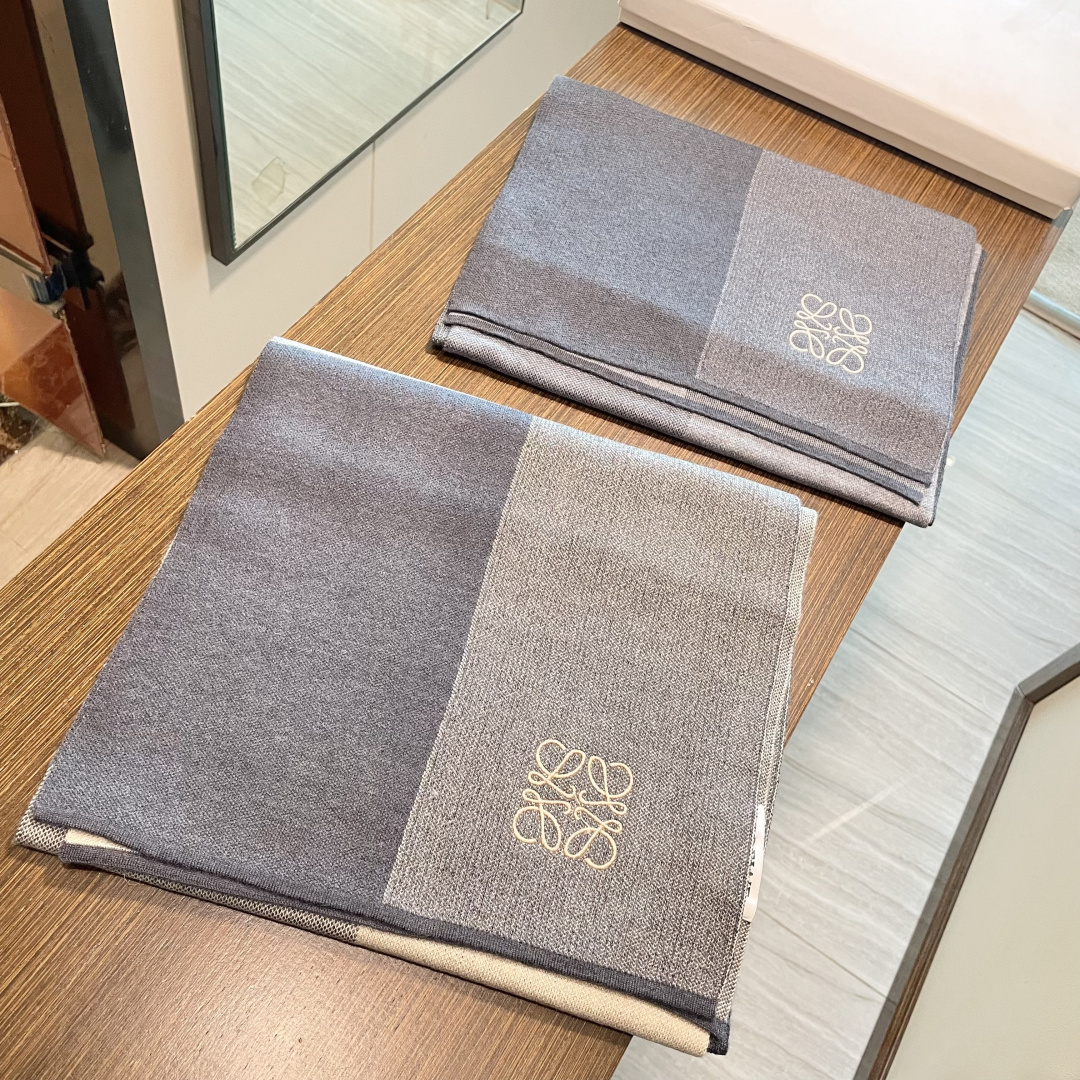 NO:728716,Loewe's new cashmere knitted long scarf is so beautiful [crying] The royal palace-level new model is on sale. It is extremely beautiful. It really matches the skin tone on the upper body. It is versatile. You can decide whether it looks good or not. The size of the scarf is 30*200cm. It is made of pure cashmere. It is the first choice for gift giving. High version scarf, high version scarf, loewe19860909罗意威新款羊绒针织长巾美翻了[流泪]御用殿堂级极品新款在售 美丽至极 真的 上身极为衬肤色 百搭 好看不好看自己看吧 围巾尺寸30*200cm,精选纯羊绒,送礼首选佳品高版本围巾,高版本围巾,loewe,scarf