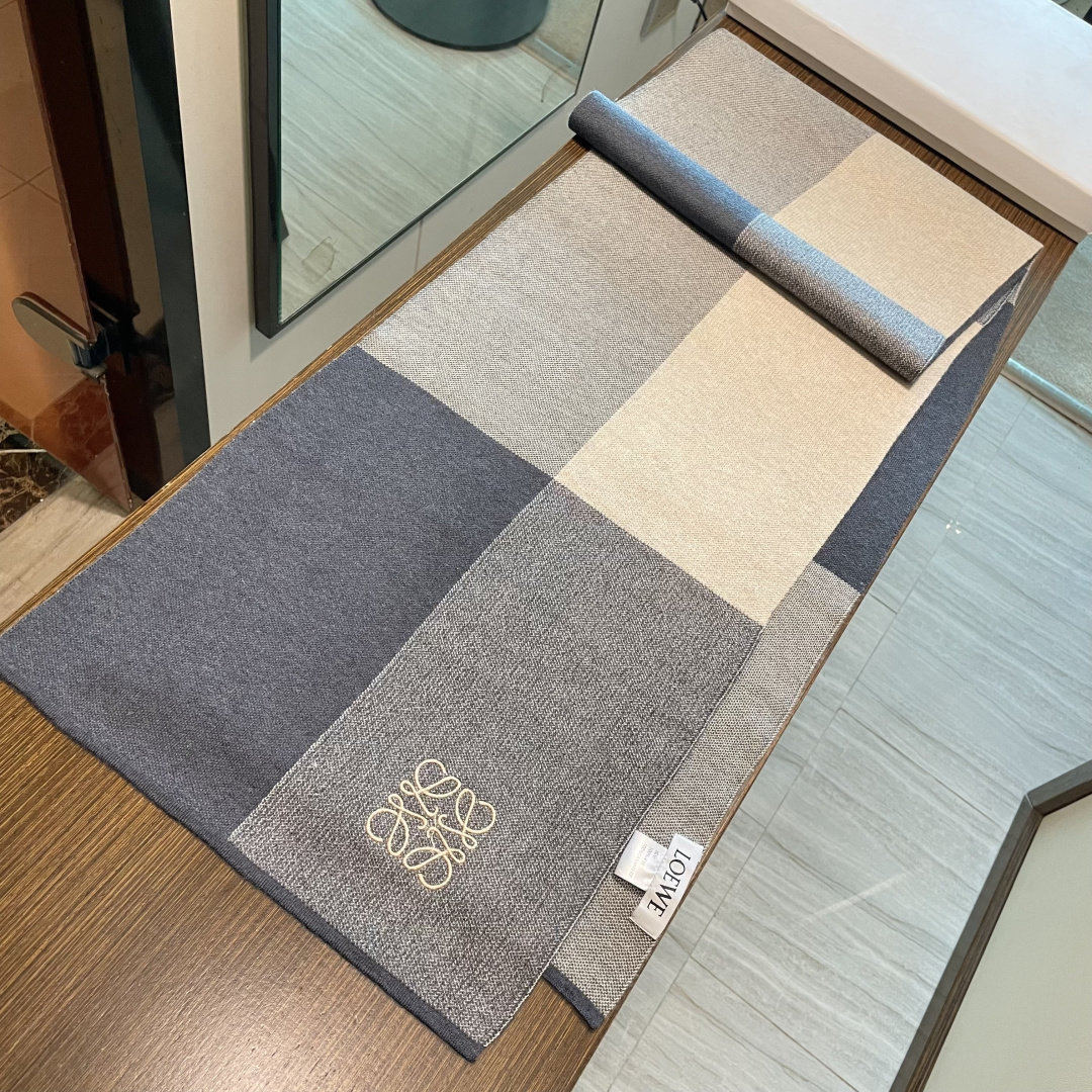 👑👑罗意威新款羊绒针织长巾‼️美翻了[流泪]御用殿堂级极品‼️新款在售 美丽至极 真的 上身极为衬肤色 