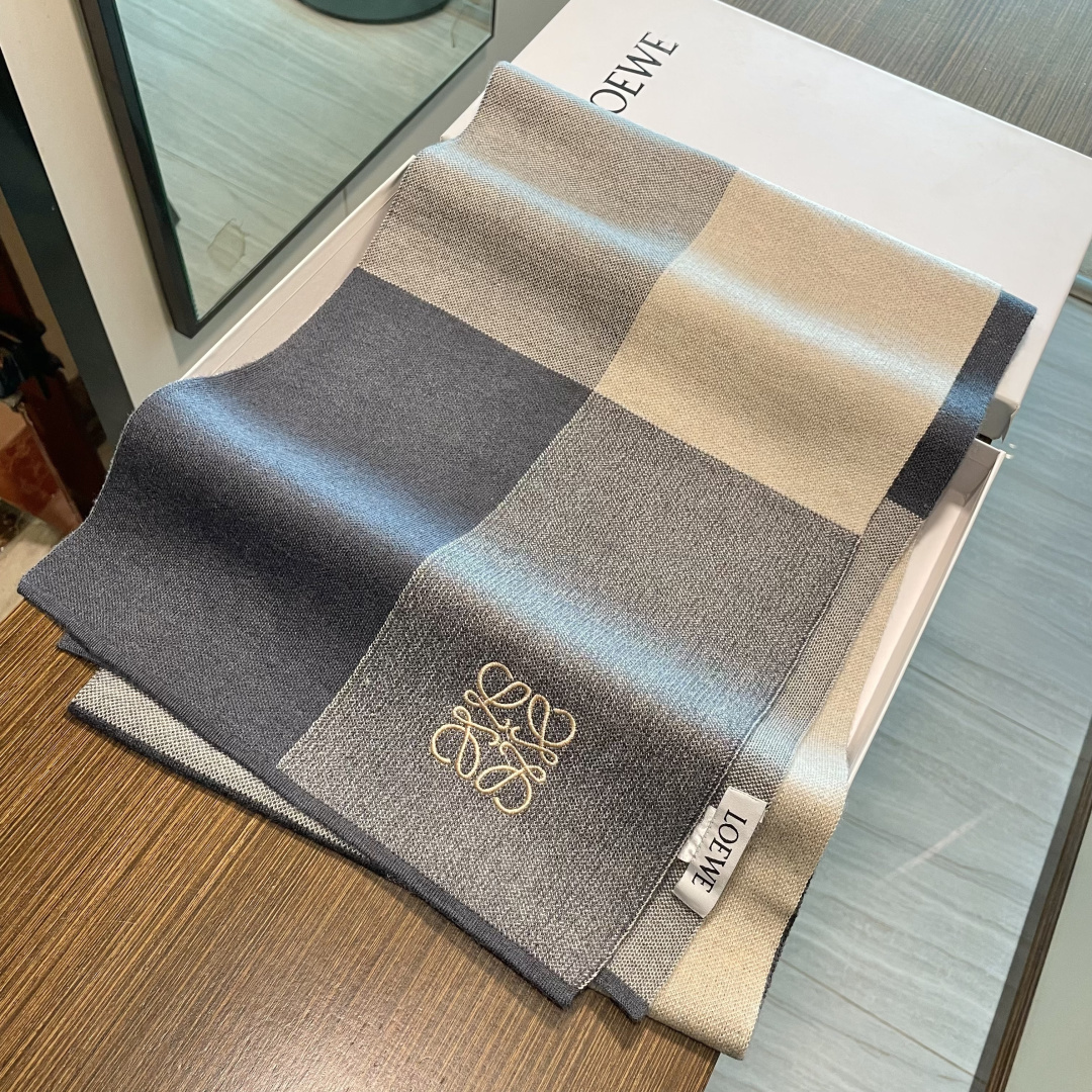 👑👑罗意威新款羊绒针织长巾‼️美翻了[流泪]御用殿堂级极品‼️新款在售 美丽至极 真的 上身极为衬肤色 