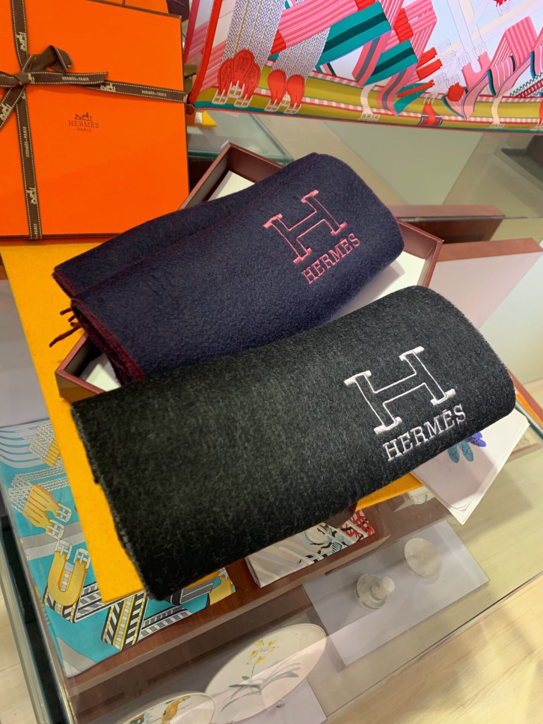 NO:728722,Hermes' latest men's two-color pure cashmere scarf. Our men's scarves are bought and cherished~~ There are really very few men's models, only a few models are released a year, and they are all export orders, so they are relatively rare. Men's things should be small but refined, so you must buy good-looking men's models!  This Hermes men's scarf has a very masculine style. It is a very Classic design among men's models. The classic large-area fabric is made of two-color cashmere technology. It is very thick. You can feel the warmth of a big sheep when you look at the picture. It is very delicate and soft, with slight water ripples. It is very beautiful. The upper body effect is invincible, beautiful and simple, and a super good-looking male god outfit.  The color is a style that any boy will like. The small logo is very exquisite, and the texture is not ostentatious. There is a little extra at the end of the order to benefit everyone. The cashmere size is 30*200cm, which is suitable for formal wear or casual wear. It can be folded in half or hung in a circle. It is stylish for a gentleman. It has warm demeanor. Two colors of high version scarf, high version scarf, hermes19860909Hermes最新男士双色纯羊绒围巾我们的男款围巾且买且珍惜~~男款真的很少,一年也就出几款,都是出口订单所以比较难遇.男人的东西讲究少而精,好看的男款一定要收！这款Hermes男士围巾,款式很有男性魅力,是男款里非常Classical的设计,经典大方面料采用的是双色羊绒工艺,非常厚实,看图都能感受到大绵羊的温暖.细腻柔软度都非常的好,有轻微的水波纹,非常漂亮.上身效果无敌好看大气简约,超级好看的男神配色,任何男生都会喜欢的款吧,小小Logo非常精致的点缀,有质感不张扬~尾单余一丢丢福利大家~羊绒,规格30*200cm搭配正装或者搭配休闲装都很合适~对折挂围或者绕圈围都完全可以,绅士有型~有温度的风度两个色高版本围巾,高版本围巾,hermes,scarf