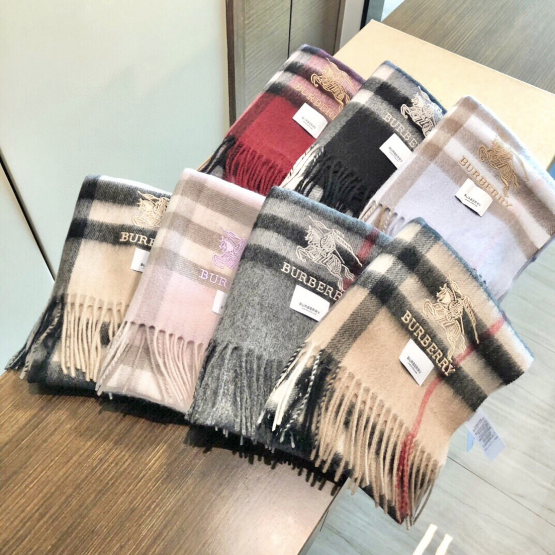 NO:728695,[The highest quality classic in the market] The latest appearance of the Burberry classic cashmere plaid scarf counter with the best reputation. Currently, all the counters have been replaced with the classic among the classics with the new standard. The other F products in the whole appearance are inferior. The export single specification of genuine pure cashmere has always been our best reputation series. It will definitely become a fan of countless sisters.  I have to buy myself a pair of one-of-a-kind products. The double-sided cashmere has a very clear and beautiful water ripple in the classic size of 30*180, with clear water ripples. This is the only batch of good products. I really don’t want to replenish it after it is sold out. You get what you pay for. The factory said that this product will not be ordered again. The customer provides the yarn, dyes it, and fixes the color. It takes half a year!  This year’s batch is the only one, there are not many good things that feel soft and fluffy, luxurious and texture, high version scarf, high version scarf, burberry19860909【市场最高品质经典中经典】王牌口碑burberry经典羊绒格子围巾专柜最新品相,目前专柜都换上了新标经典中的经典.全品相其他什么F货都弱爆了,真材实料纯羊绒这个出口单规格一直是我们王牌口碑系列,必入圈粉无数无数姐妹们怎么都得给自己整一条总之一等一的好货.双面羊绒都有着非常清晰漂亮的水波纹30*180的经典尺寸,清楚明了的水波纹.好货仅此一批.售完真心没有补.一分钱一分货,工厂说了这款不会再下单,客方提供纱线,再染色,再定色,翻来覆去要半年了！今年就这一批,没有多少条手感柔软蓬松,奢华有质感正儿八经的好东西啊高版本围巾,高版本围巾,burberry,scarf