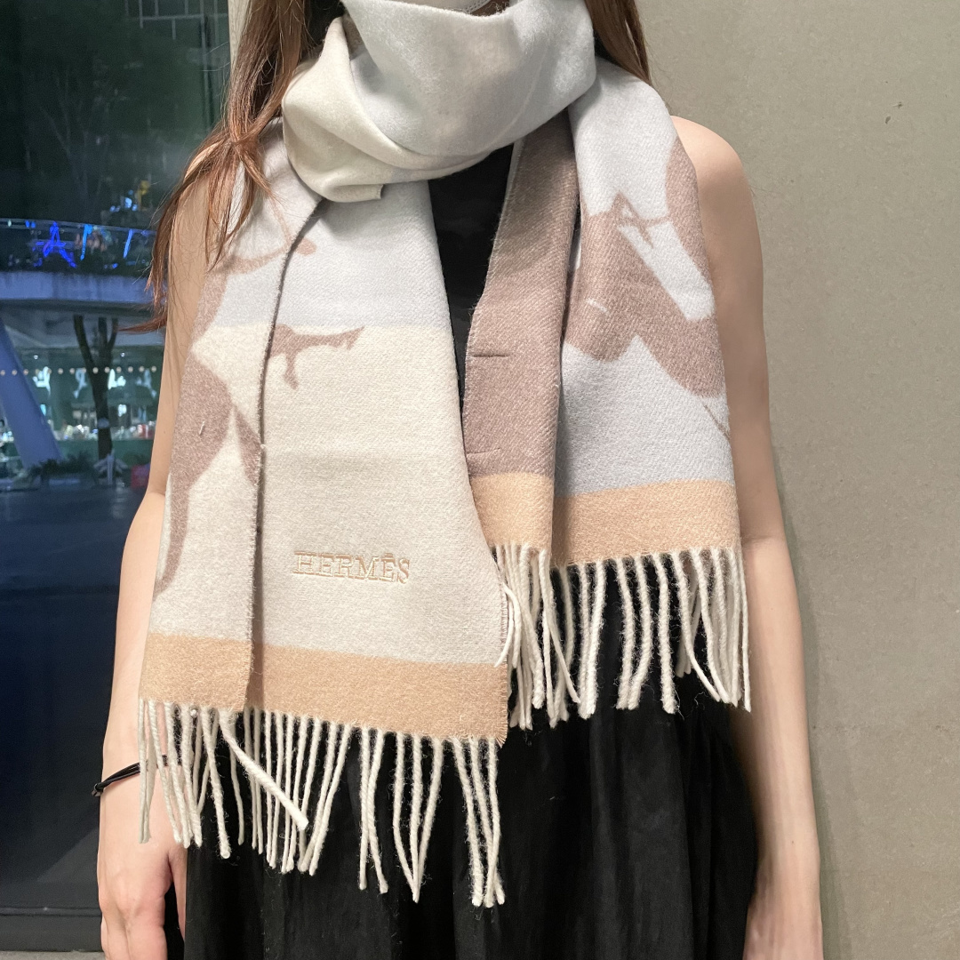 NO:728696,The new 2025 Hermès men's and women's scarves are available, buy them and cherish them~ They are all export orders, so it is rare to find something that is small but refined and beautiful. You must buy this H family women's scarf. The style is very feminine and it is a very Classic design for men and women. The classic large-area fabric is made of cashmere supplied by customers. It is very fine and soft, very beautiful. The upper body effect is unparalleled.  The atmosphere is simple and the color is super nice. Any boy or girl will like this style. The small logo is very exquisite and has a texture that is not ostentatious. It is suitable for formal wear or casual wear. It can be folded in half or hung in a circle. It is stylish for a gentleman and has a warm demeanor. Material cashmere, size 32x200 high version scarf, high version scarf, Hermes19860909上新2025爱马仕男女款围巾且买且珍惜~都是出口订单所以比较难遇东西讲究少而精好看的一定要收这款H家女士围巾,款式很有女性魅力是男女款里非常Classical的设计,经典大方面料采用的是客供的羊绒细腻柔软度都非常的好,非常漂亮.上身效果无敌好看大气简约,超级好看的配色,任何男生女生都会喜欢的款吧小小Logo非常精致的点缀有质感不张扬~~搭配正装或者搭配休闲装都很合适~对折挂围或者绕圈围都完全可以,绅士有型~有温度的风度.材质羊绒,尺寸32x200高版本围巾,高版本围巾,hermes,scarf