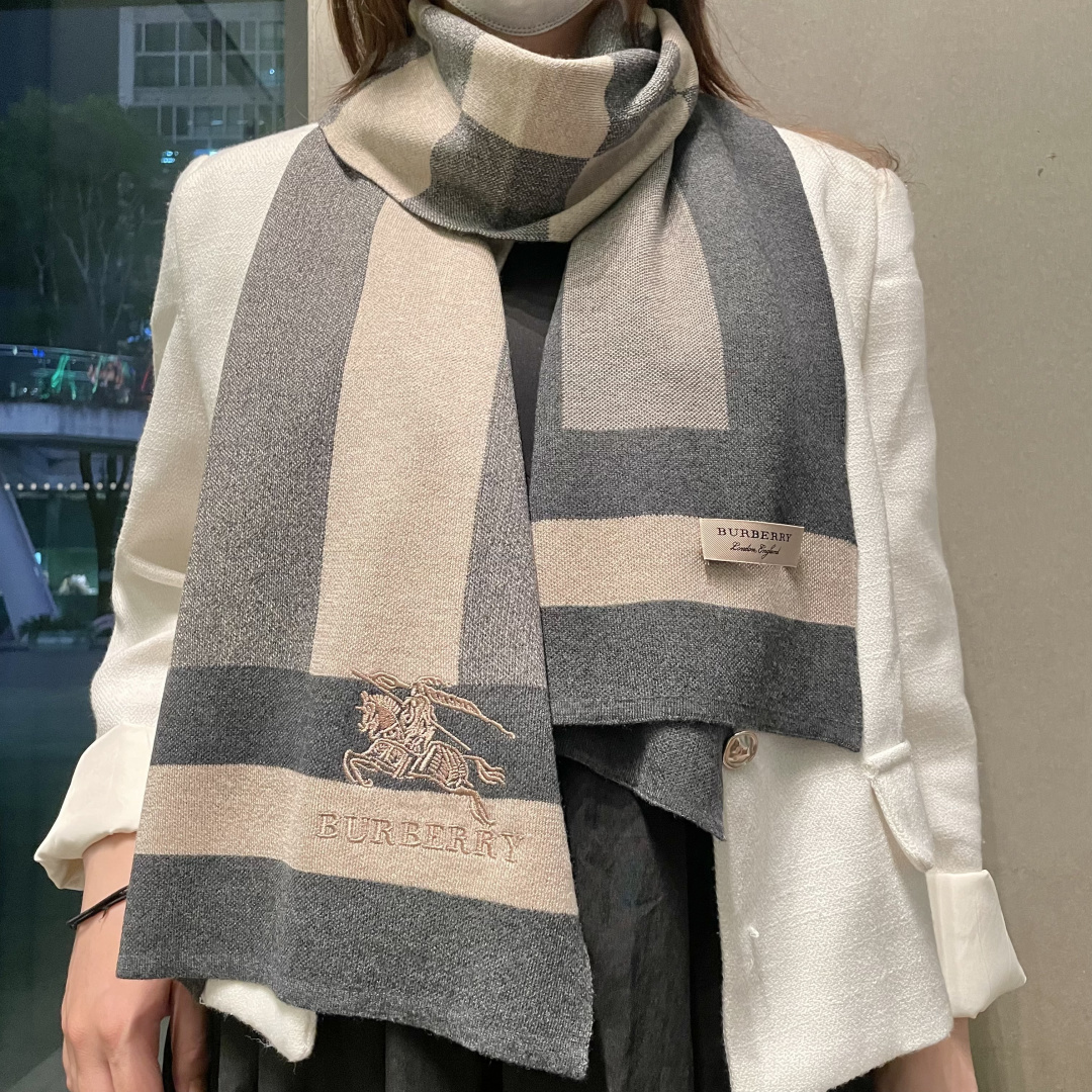 NO:728699,Hot new item, Couple model B family [Classic War Horse] Exclusive product Luxury is all in the size, high-end quality and super high cashmere quality will be favored by this brand. This boutique is a very rare knitted scarf on the market. It is really a super high-end product. Only such a big brand can have it. Every color is loved and every color is retained. Selling one less good product. Imported pure cashmere, size 200*32 high version scarf, high version scarf19860909爆款上新 情侣款B家【经典战马】独家牛货 奢华尽在尺寸之间,高端品质具有超高羊绒品质才会被此品牌青睐这种精品是市场上及其少见的围巾针织,真是超级高端货只有这种大品牌才会拥有每色都是大爱每色都留.卖一条少一条的好货 进口纯羊绒 尺寸200*32高版本围巾,高版本围巾,scarf