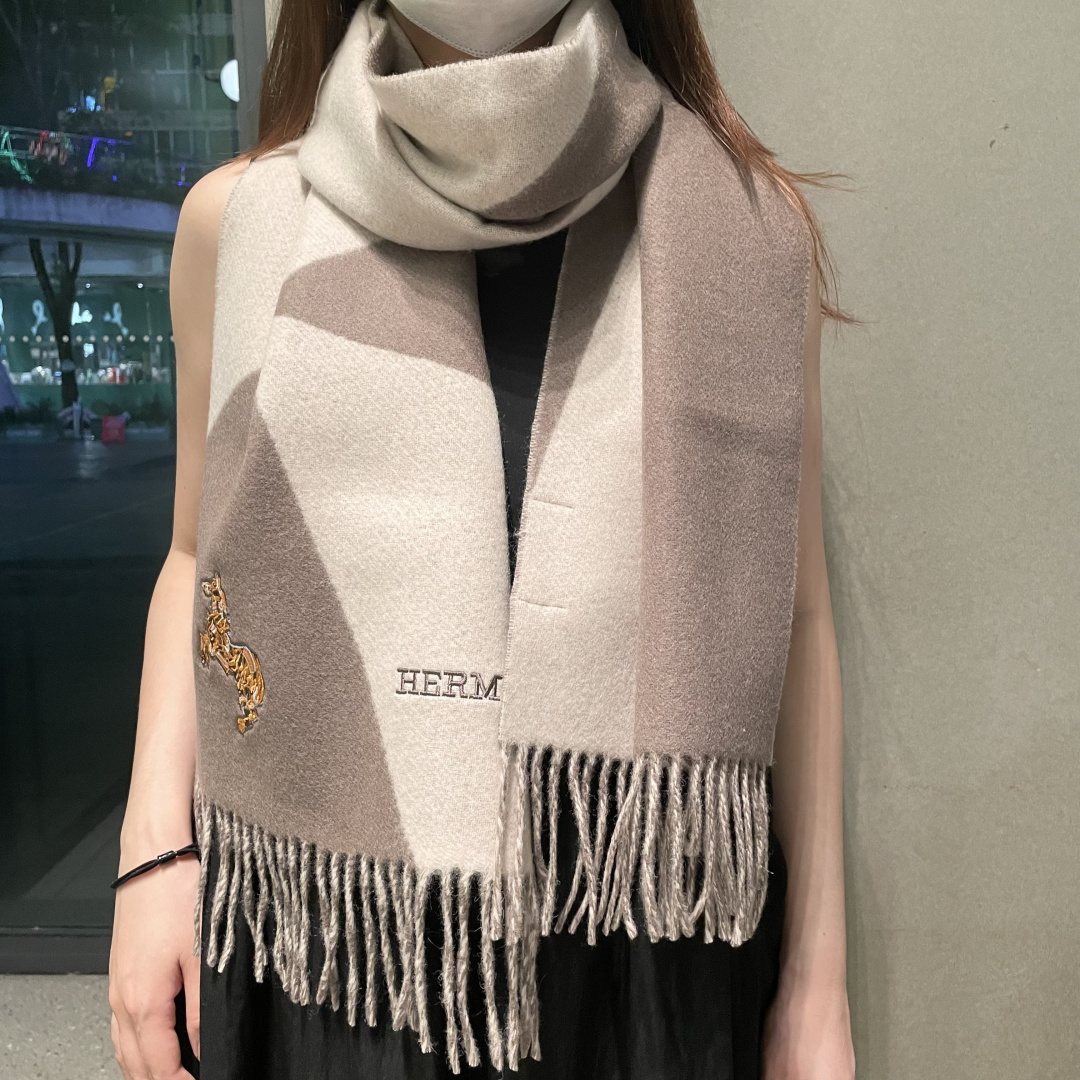 NO:728708,Impulse flash sale  Hermès double-sided scarves for both men and women, buy and cherish the cashmere version~ They are all export orders, so it is rare to find something that is small but refined and beautiful. You must buy this H family men's and women's scarf. The style is very attractive for men and women. It is a very Classic design for men and women. The classic large-area fabric is made of cashmere supplied by customers. It is very fine and soft, very beautiful. The upper body effect is invincible and looks good.  Simple, super good-looking color scheme, a style that any boy or girl will like. The small logo is very exquisite and has a texture that is not ostentatious. It is a bonus for everyone. The size is 32*180cm, which is suitable for formal wear or casual wear. It can be folded in half or hung in a circle. It is stylish for a gentleman. It has a warm demeanor. High version scarf, high version scarf, hermes19860909冲动秒杀款 爱马仕男女同款双面围巾且买且珍惜羊绒款~都是出口订单所以比较难遇东西讲究少而精好看的一定要收这款H家男女士围巾,款式很有男女性魅力是男女款里非常Classical的设计,经典大方面料采用的是客供的羊绒细腻柔软度都非常的好,非常漂亮.上身效果无敌好看大气简约,超级好看的配色,任何男生女生都会喜欢的款吧小小Logo非常精致的点缀有质感不张扬~尾单余一丢丢福利大家~规格32*180cm搭配正装或者搭配休闲装都很合适~对折挂围或者绕圈围都完全可以,绅士有型~有温度的风度.高版本围巾,高版本围巾,hermes,scarf