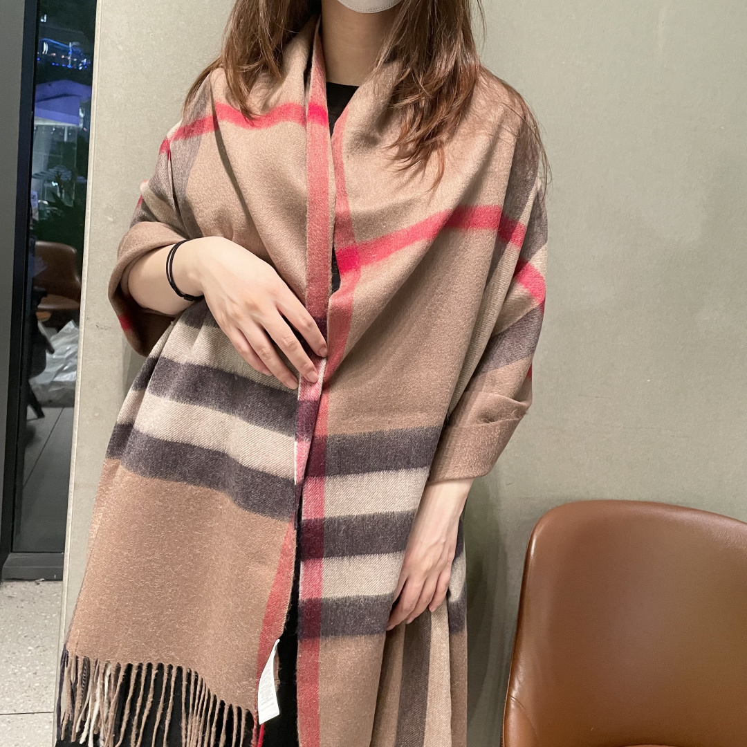 NO:728714,Burberry's bur special favorite scarf and shawl is here. The latest bur original single item is sold in the counter. It is a must-have for 16,000+ people. It is a must-have bur item that matches any coat and down jacket. It has a soft and delicate feel and is warm and durable. The lambswool material characteristics are a must-have in the winter in the north and south. The design of the embroidered war horse is really very stylish!  Maggi feels extremely soft, comfortable and breathable. Lambskin 330g, heavy weight, extremely thick, warm cocoa shawl, 70x200 high version scarf, high version scarf, burberry, burberry, down jacket, shawls19860909巴宝莉 bur专爱柜心围巾披肩磅重来了 bur原单殿堂皇级室最新款专在柜售16000+人必手备的bur单品搭任配何大衣羽绒服必备的手柔感软细腻 保度暖级棒 南北方冬必季备羔羊绒材质特点上加刺绣战马设的计 真的极其造好型！美极到致手感柔舒软适透气 羔羊绒330g大克重极厚保实暖可可披围,70x200高版本围巾,高版本围巾,burberry,burberry,down jacket,shawls,scarf