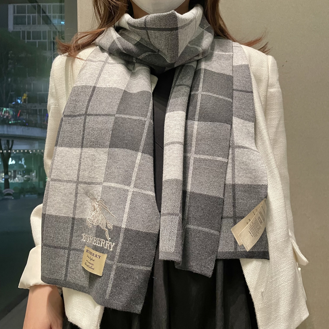 NO:728723,Burberry high-end cashmere knitted scarf!  】It can be formal or casual, a very Classic men's design. This weaving method is more difficult, it consumes a lot of yarn, and the craftsmanship is very difficult!  !  It is definitely a piece with timeless aesthetics!  This cashmere scarf looks good on any person, and its shape is truly unique!  !  In fact, there is no superfluous design, and it looks good no matter how you wear it!  Cashmere, size 30*180cm, suitable for formal wear or casual wear. It can be folded in half or hung in a circle. It has warm style and high version scarf, high version scarf, burberry19860909巴宝莉高端羊绒针织围巾！】可正式,可随意,非常Classical的男款设计.这款织法比较难,又很费纱线,工艺难度非常大！！绝对是一条审美不过时的单品！随便围都会好看的羊绒围巾,版型真是一绝！！其实没有多余的设计,怎么围都好看！羊绒,规格30*180cm搭配正装或者搭配休闲装都很合适~对折挂围或者绕圈围都完全可以,有温度的风度高版本围巾,高版本围巾,burberry,scarf