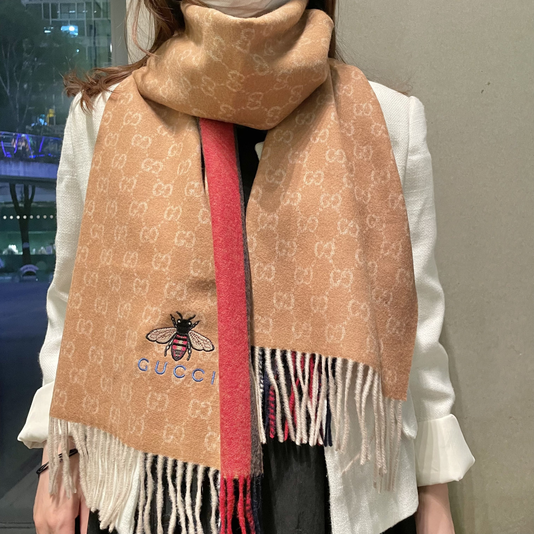 NO:728700,Gucci's latest couple model selects plateau cashmere to create the most beautiful one this autumn and winter. The color-blocked stripe design is matched with the most popular bee elements. The fashionable and versatile scarf is overall calm and elegant. It can be used as a couple's model and is very suitable for both men and women. The top-grade cashmere material feels extremely delicate and smooth, skin-friendly and does not tie the neck. Specifications: 35×200 high version scarf with flowing beard, high version scarf, gucci19860909Gucci最新情侣款精选高原山羊绒打造今年秋冬最美的 拼色的条纹设计搭配时下最流行的小蜜蜂元素时尚百搭围巾整体沉稳大气可以当作情侣款实用哦无论男女都非常合适顶级羊绒材质手感极其细腻柔滑亲肤不扎脖规格 35×200含流须高版本围巾,高版本围巾,gucci,scarf