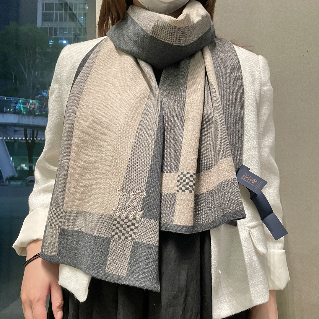 NO:728703,LV sync counter, high-end cashmere knitted scarf!  】Can be formal or casual. This weaving method is difficult and requires a lot of yarn. Double-sided color matching!  The process is very difficult!  It is definitely a piece with timeless aesthetics!  This cashmere scarf looks good on any person, and its shape is truly unique!  !  This presbyopic design is really practical and versatile. In fact, there is no superfluous design and it looks good no matter how you wear it!  Cashmere with a drapey feel. The size is 30*180cm. It is suitable for formal wear or casual wear. It can be folded in half and hung or wrapped in a circle. It has a warm and elegant style. High version scarf, high version scarf, louis vuitton19860909LV同步专柜,高端羊绒针织围巾！】可正式,可随意,这款织法比较难,又很费纱线,双面拼色！工艺难度非常大！绝对是一条审美不过时的单品！随便围都会好看的羊绒围巾,版型真是一绝！！这样老花设计真的太实用百搭了,其实没有多余的设计,怎么围都好看！有垂坠感羊绒,规格30*180cm搭配正装或者搭配休闲装都很合适~对折挂围或者绕圈围都完全可以,有温度的风度高版本围巾,高版本围巾,louis vuitton,scarf