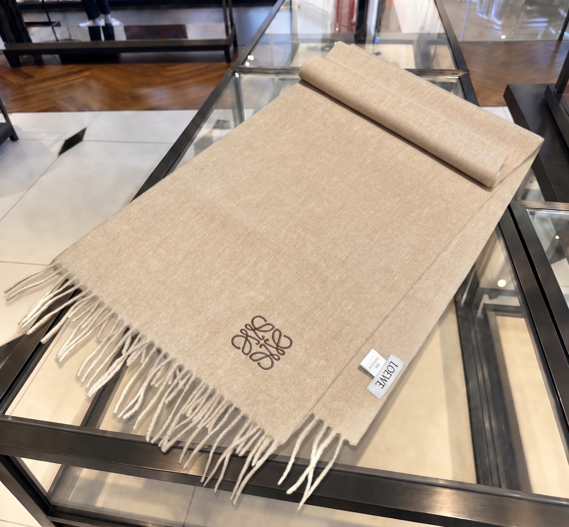 Loewe罗意威今年最新的订单(讲真,送人自用百分推荐)SviP推荐(自留.品质绝对放心).真心觉得可以多入几色太好搭配 Loewe罗意威今年最新的订单(讲真,送人自用百分推荐)SviP推荐(自留.品质绝对放心).真心觉得可以多入几色太好搭配