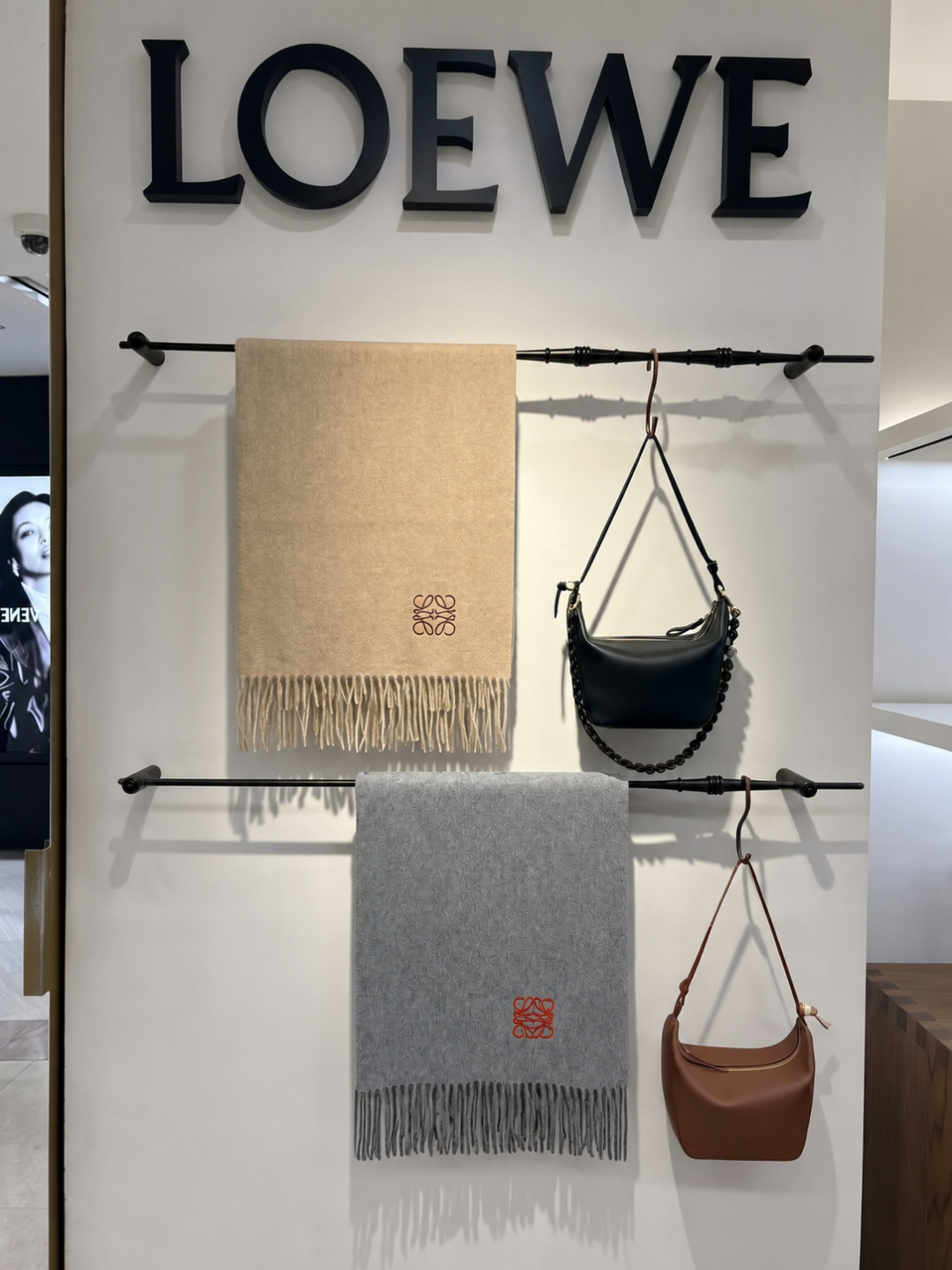 Loewe罗意威今年最新的订单(讲真,送人自用百分推荐)SviP推荐(自留.品质绝对放心).真心觉得可以多入几色太好搭配 Loewe罗意威今年最新的订单(讲真,送人自用百分推荐)SviP推荐(自留.品质绝对放心).真心觉得可以多入几色太好搭配