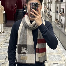 巴宝莉高端羊绒针织围巾!】可正式,可随意,非常Classical的男款设计。这款织法比较难,又很费纱线,工艺难度非常大! 巴宝莉高端羊绒针织围巾!】可正式,可随意,非常Classical的男款设计。这款织法比较难,又很费纱线,工艺难度非常大!