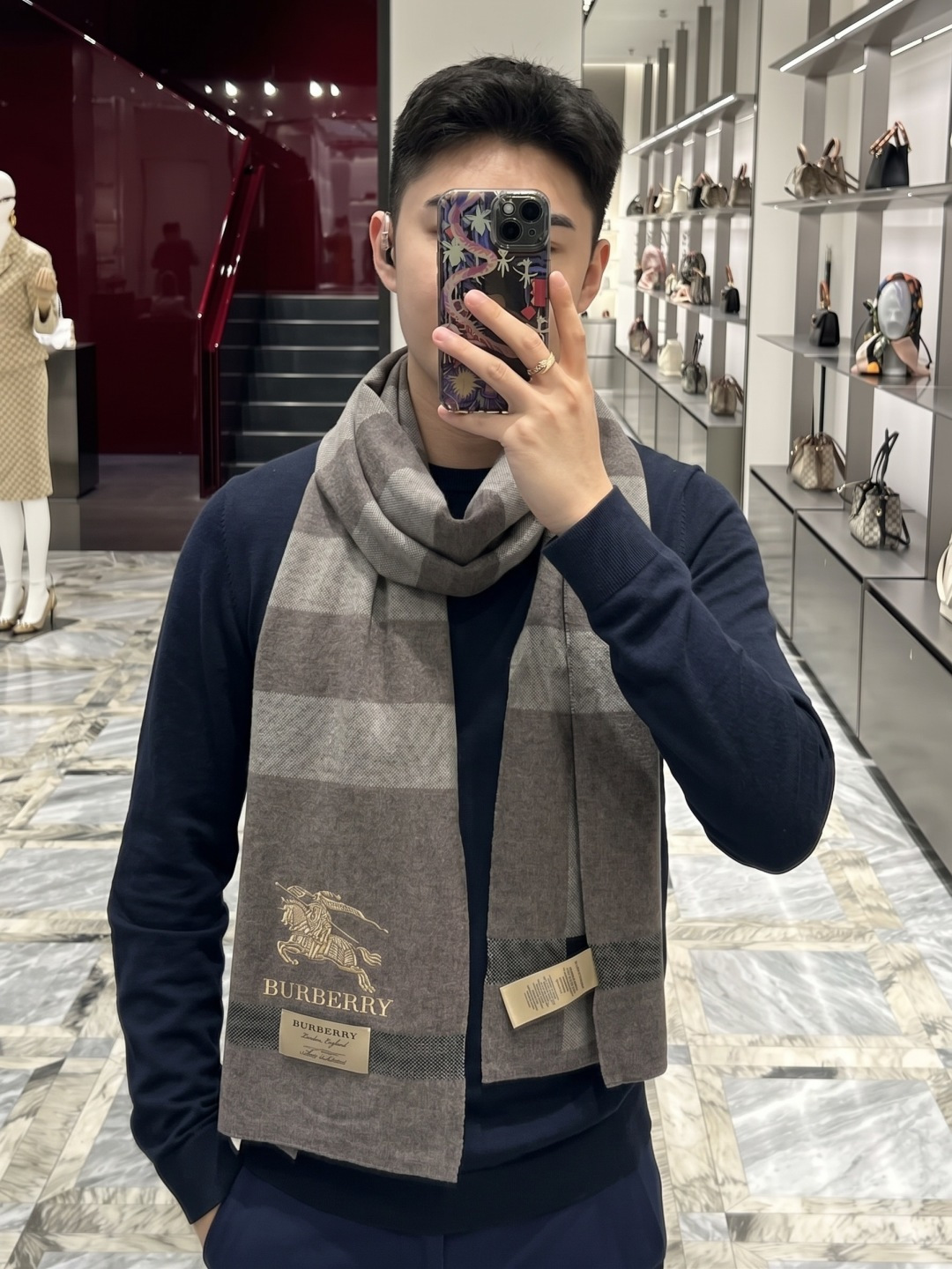 巴宝莉高端羊绒针织围巾!】可正式,可随意,非常Classical的男款设计。这款织法比较难,又很费纱线,工艺难度非常大! 巴宝莉高端羊绒针织围巾!】可正式,可随意,非常Classical的男款设计。这款织法比较难,又很费纱线,工艺难度非常大!