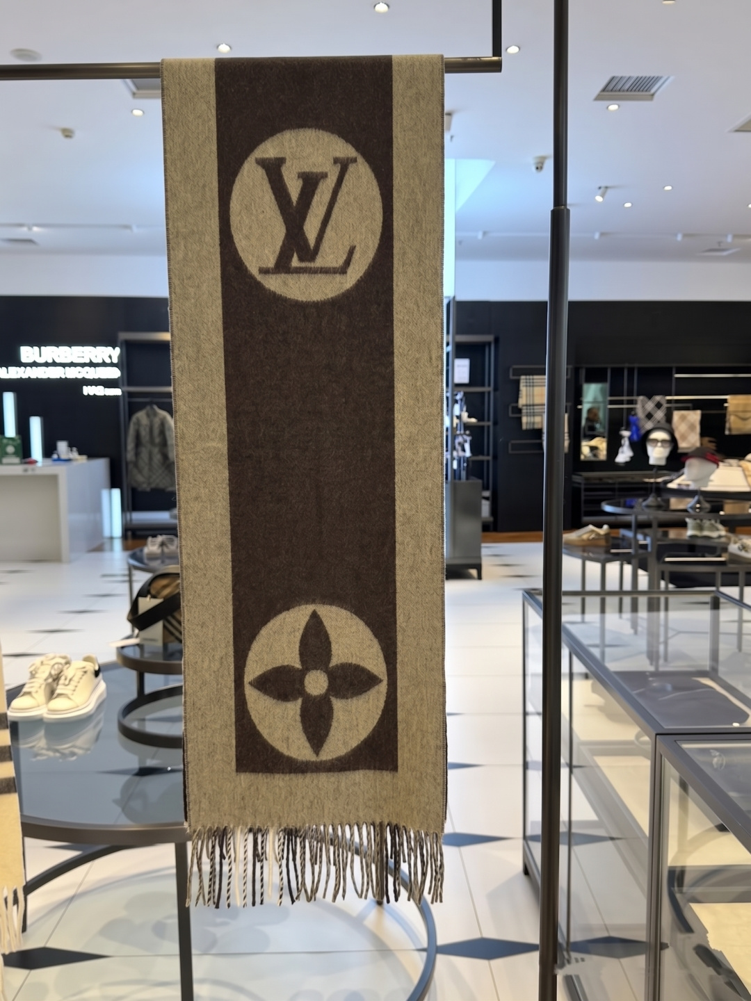 LV 有纪念意义的一款围巾，实用兼潮流，的变形设计 艺术感满分，工艺杜绝了产品字体不清晰的问题，原版原标，双面密实柔软 