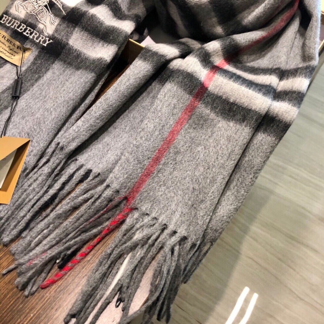 😍viP推荐👍巴宝莉 专柜最新款‼️【顶级羊绒披肩围巾】🔥爆款哦  😘💍实物真心美 🎀披肩配以精美logo的刺绣💓💃🏻整