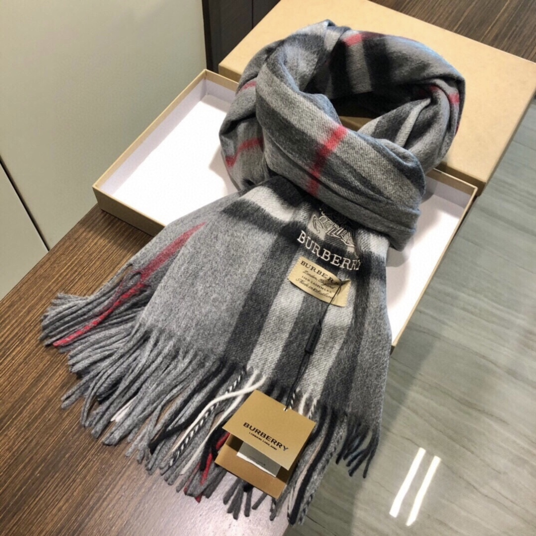 😍viP推荐👍巴宝莉 专柜最新款‼️【顶级羊绒披肩围巾】🔥爆款哦  😘💍实物真心美 🎀披肩配以精美logo的刺绣💓💃🏻整