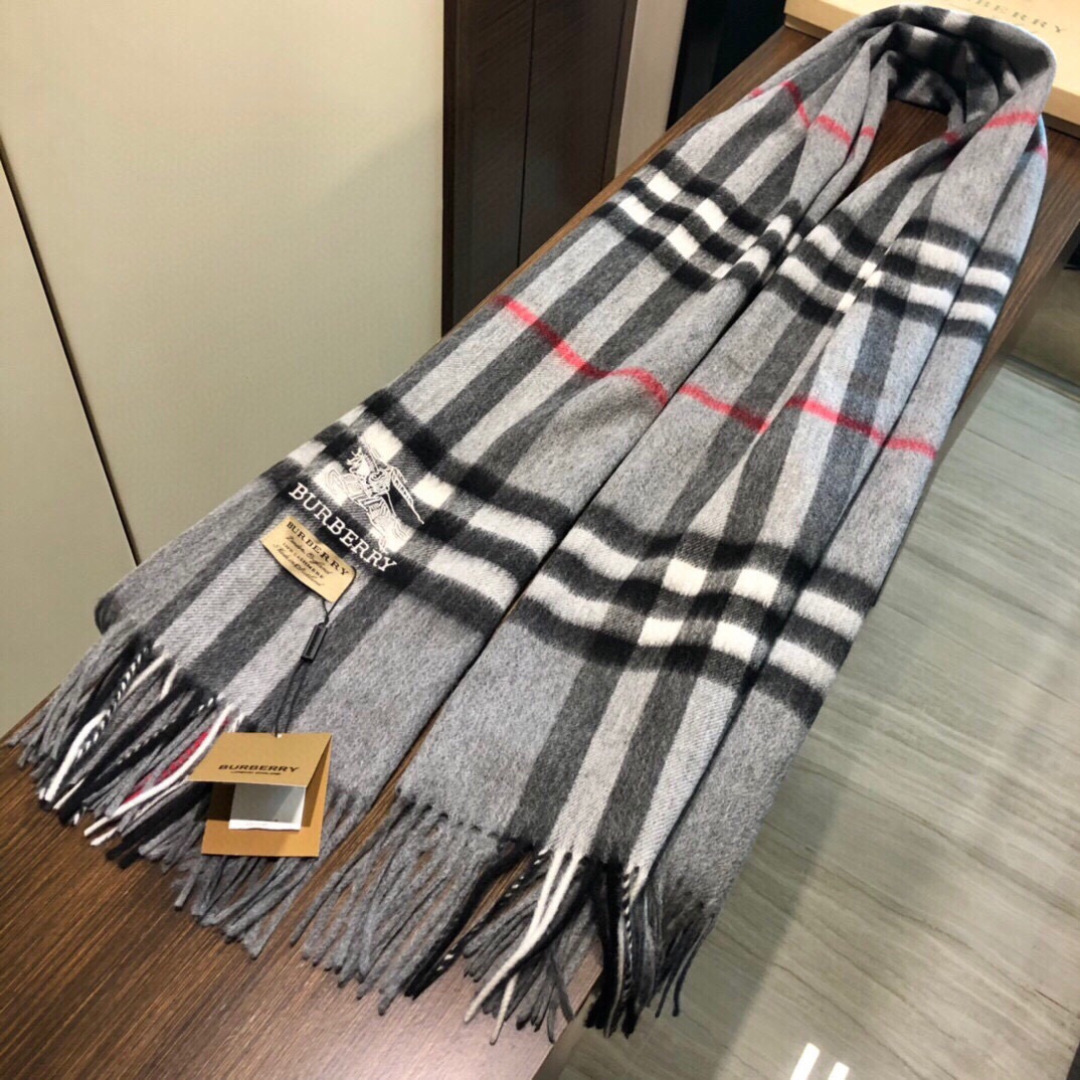 😍viP推荐👍巴宝莉 专柜最新款‼️【顶级羊绒披肩围巾】🔥爆款哦  😘💍实物真心美 🎀披肩配以精美logo的刺绣💓💃🏻整