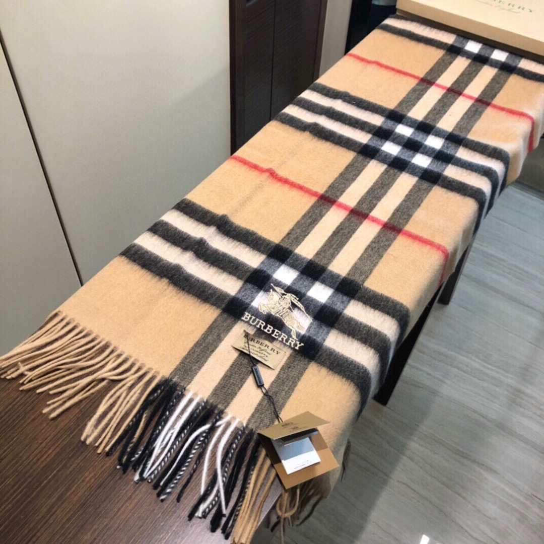 😍viP推荐👍巴宝莉 专柜最新款‼️【顶级羊绒披肩围巾】🔥爆款哦  😘💍实物真心美 🎀披肩配以精美logo的刺绣💓💃🏻整