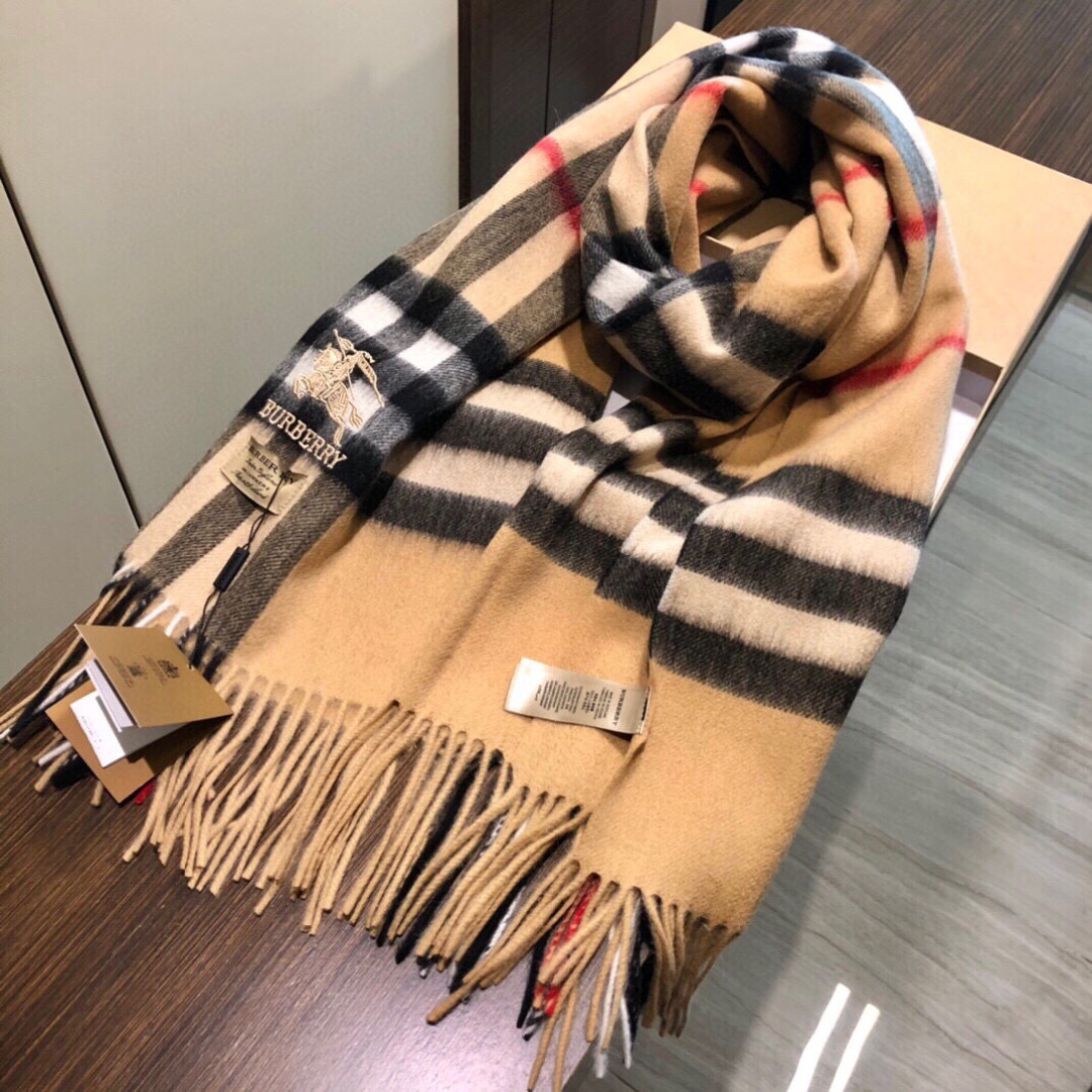 😍viP推荐👍巴宝莉 专柜最新款‼️【顶级羊绒披肩围巾】🔥爆款哦  😘💍实物真心美 🎀披肩配以精美logo的刺绣💓💃🏻整