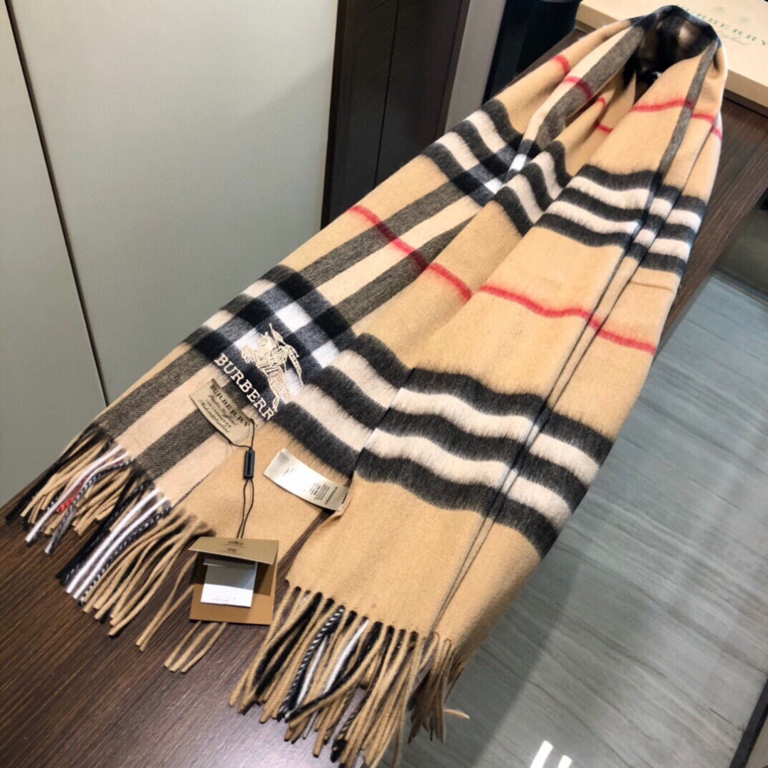 😍viP推荐👍巴宝莉 专柜最新款‼️【顶级羊绒披肩围巾】🔥爆款哦  😘💍实物真心美 🎀披肩配以精美logo的刺绣💓💃🏻整