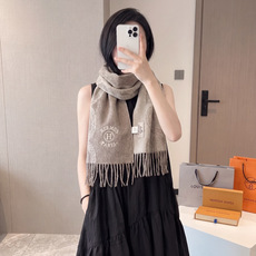 新品 新品 爱马仕男女款围巾且买且珍惜😍~都是出口订单所以比较难遇❤️东西讲究少而精😍好看的一定要收😎这款H家女士围巾 新品 新品 爱马仕男女款围巾且买且珍惜😍~都是出口订单所以比较难遇❤️东西讲究少而精😍好看的一定要收😎这款H家女士围巾