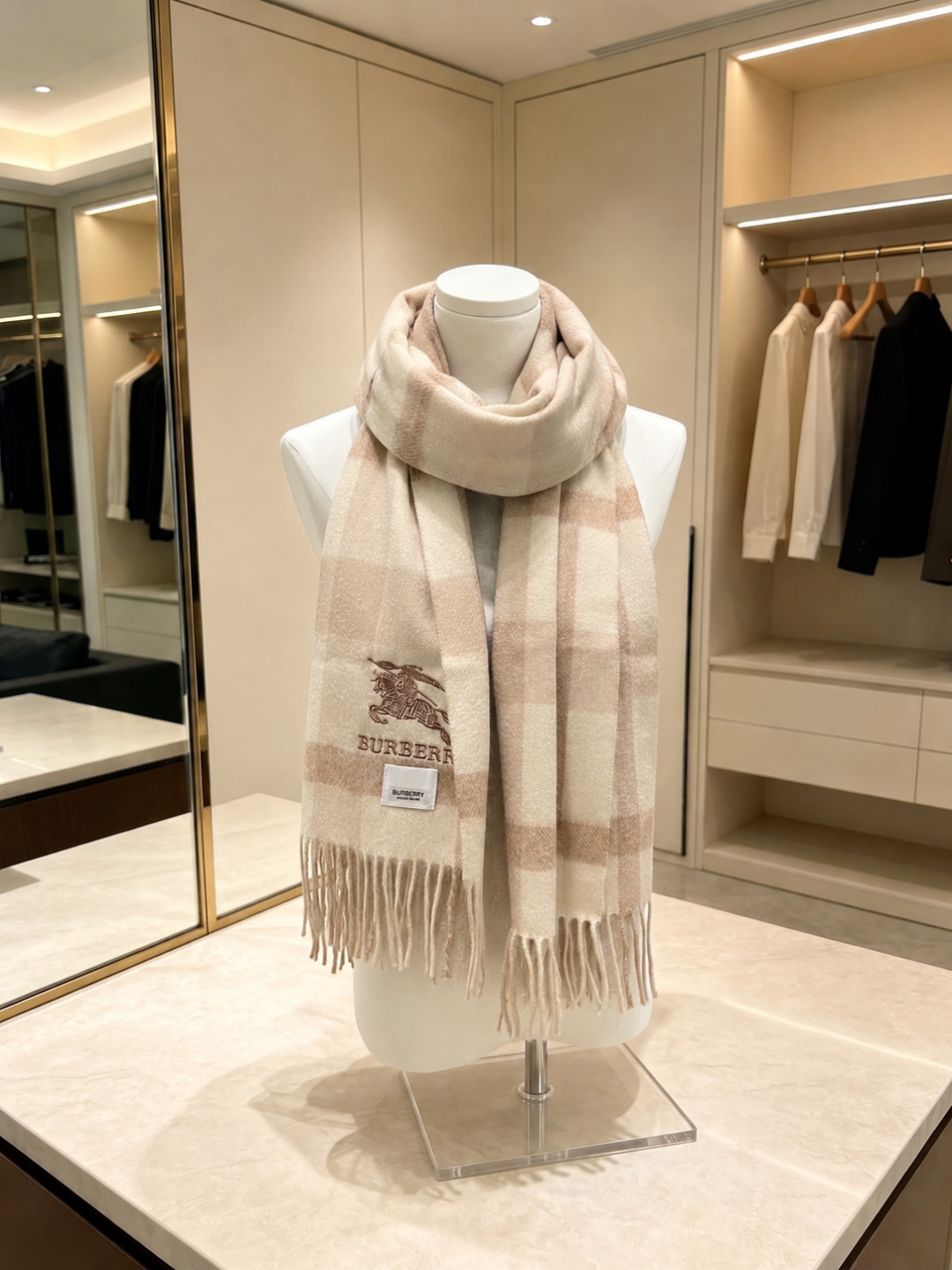 burberry经典羊绒格子围巾‼专柜最新品相，目前专柜都换上了新标👍经典中的经典.全品相‼其他什么F货都弱爆了，超级重