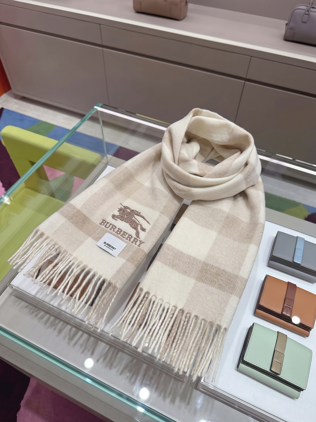 burberry经典羊绒格子围巾‼专柜最新品相，目前专柜都换上了新标👍经典中的经典.全品相‼其他什么F货都弱爆了，超级重