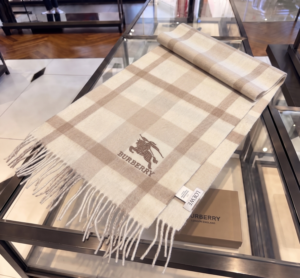 burberry经典羊绒格子围巾‼专柜最新品相，目前专柜都换上了新标👍经典中的经典.全品相‼其他什么F货都弱爆了，超级重