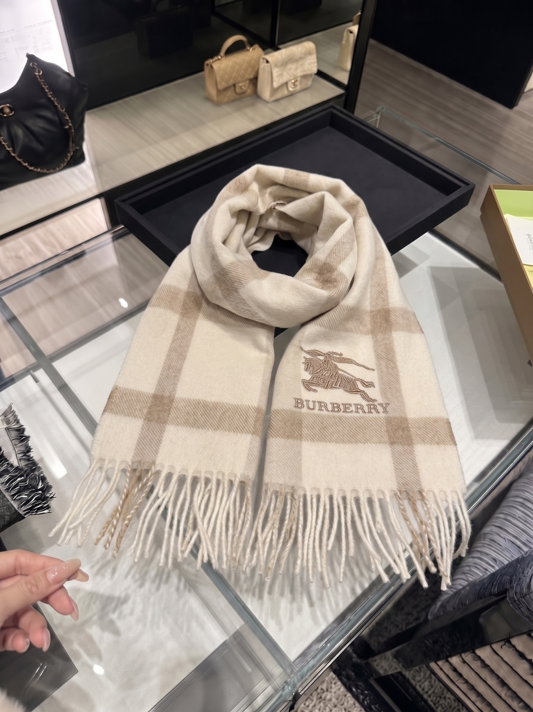 burberry经典羊绒格子围巾‼专柜最新品相，目前专柜都换上了新标👍经典中的经典.全品相‼其他什么F货都弱爆了，超级重