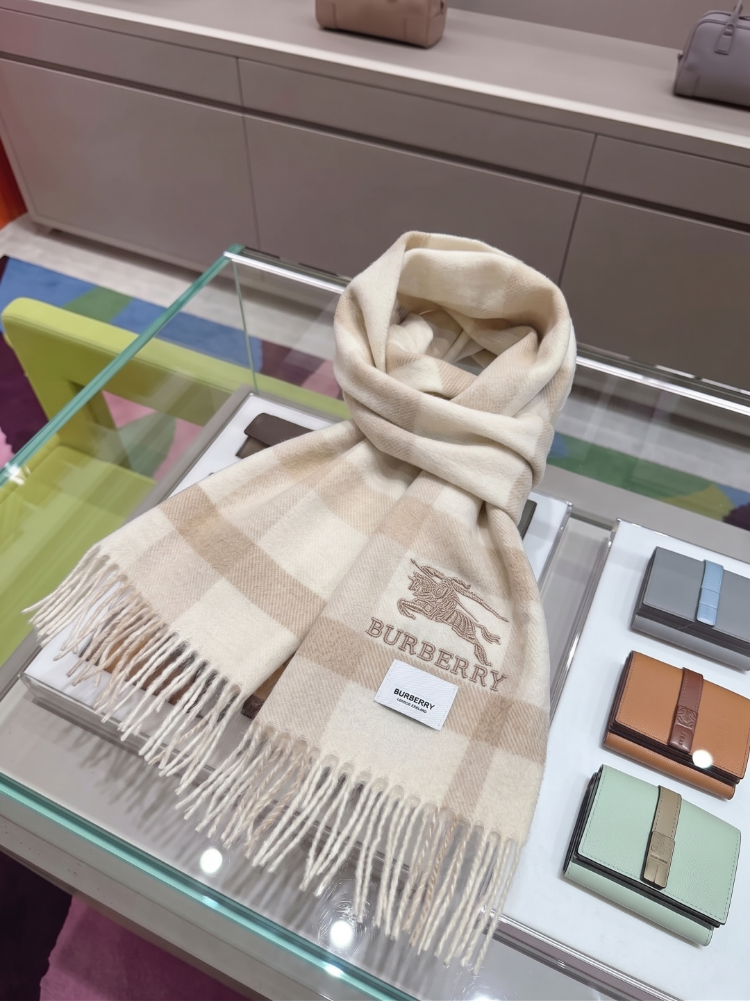 burberry经典羊绒格子围巾‼专柜最新品相，目前专柜都换上了新标👍经典中的经典.全品相‼其他什么F货都弱爆了，超级重