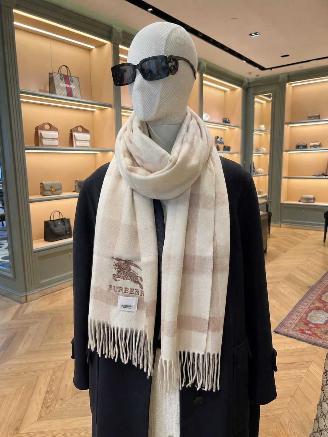 burberry经典羊绒格子围巾‼专柜最新品相，目前专柜都换上了新标👍经典中的经典.全品相‼其他什么F货都弱爆了，超级重