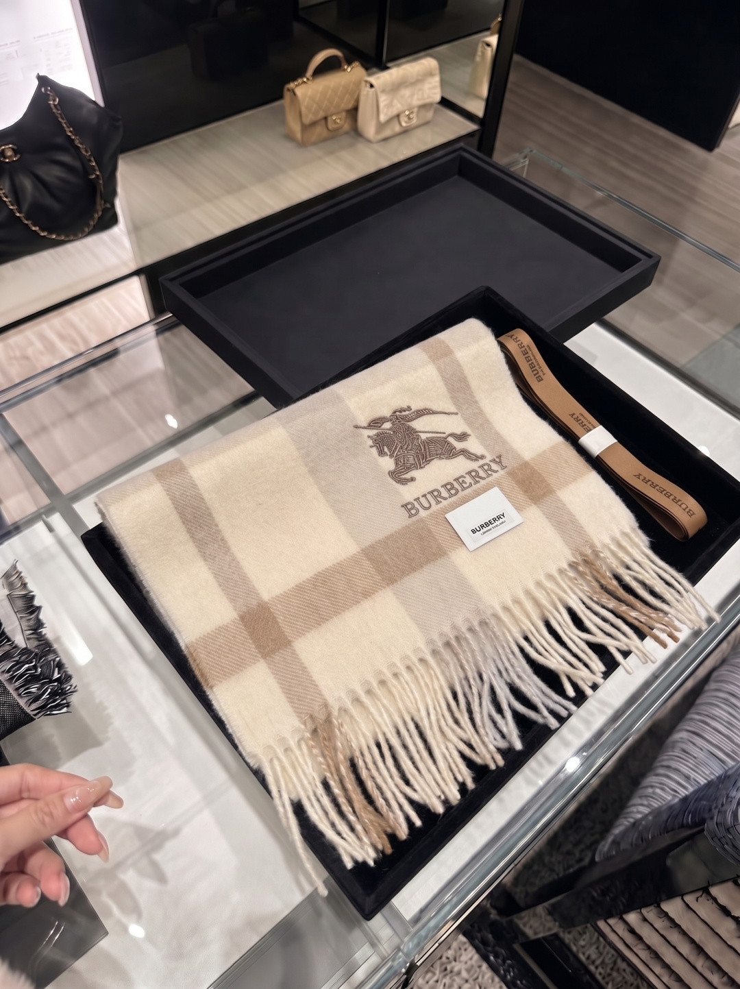 burberry经典羊绒格子围巾‼专柜最新品相，目前专柜都换上了新标👍经典中的经典.全品相‼其他什么F货都弱爆了，超级重