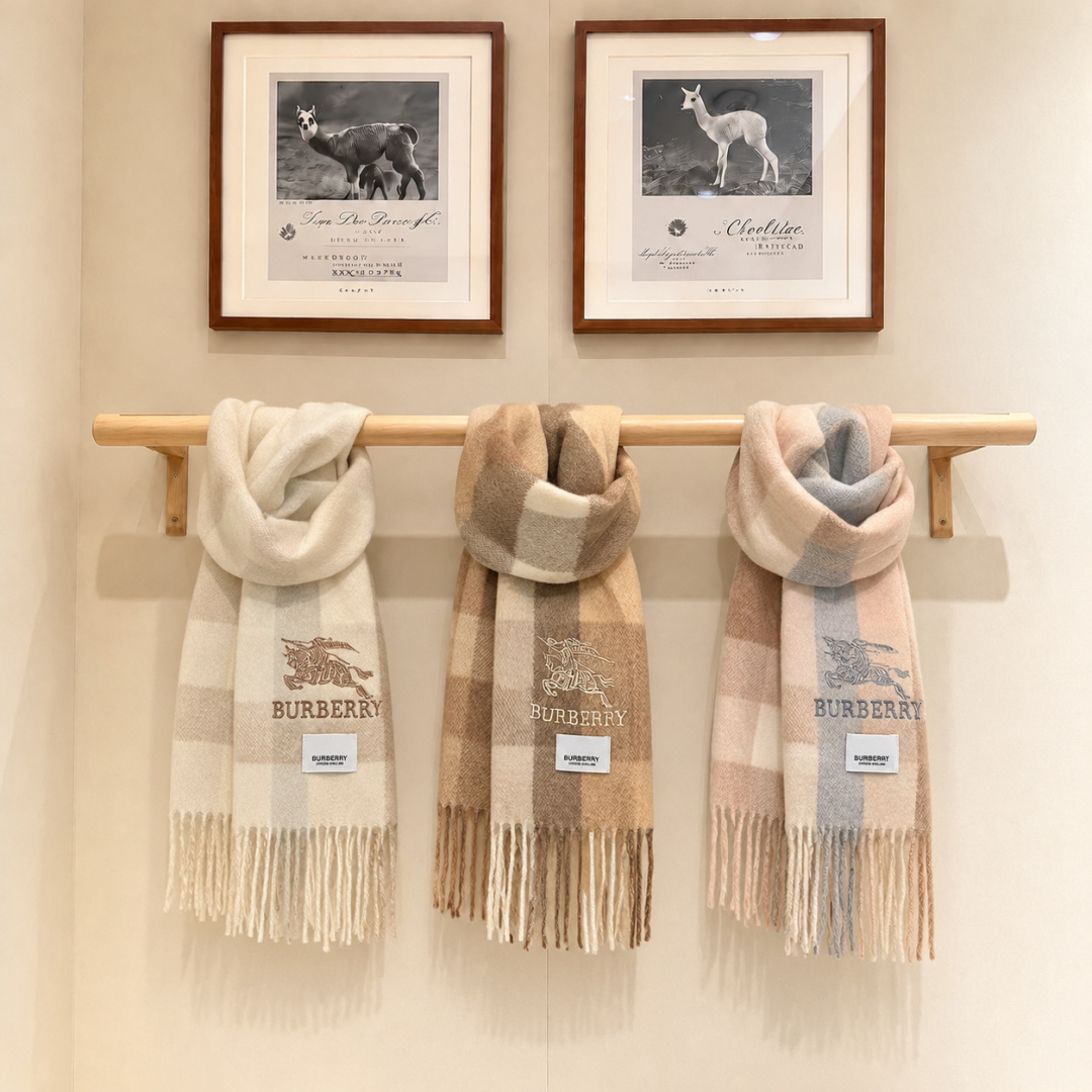 burberry经典羊绒格子围巾‼专柜最新品相，目前专柜都换上了新标👍经典中的经典.全品相‼其他什么F货都弱爆了，超级重