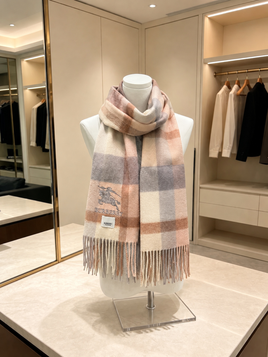 burberry经典羊绒格子围巾‼专柜最新品相，目前专柜都换上了新标👍经典中的经典.全品相‼其他什么F货都弱爆了，超级重