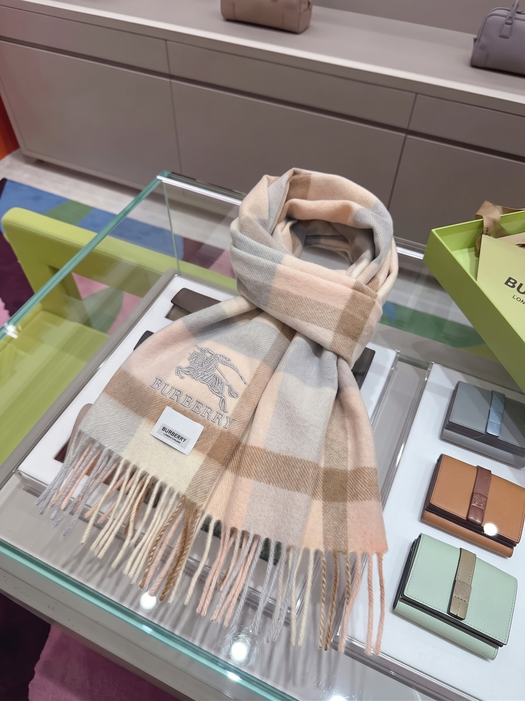 burberry经典羊绒格子围巾‼专柜最新品相，目前专柜都换上了新标👍经典中的经典.全品相‼其他什么F货都弱爆了，超级重