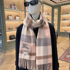 burberry经典羊绒格子围巾‼专柜最新品相,目前专柜都换上了新标👍经典中的经典.全品相‼其他什么F货都弱爆了,超级重 burberry经典羊绒格子围巾‼专柜最新品相,目前专柜都换上了新标👍经典中的经典.全品相‼其他什么F货都弱爆了,超级重