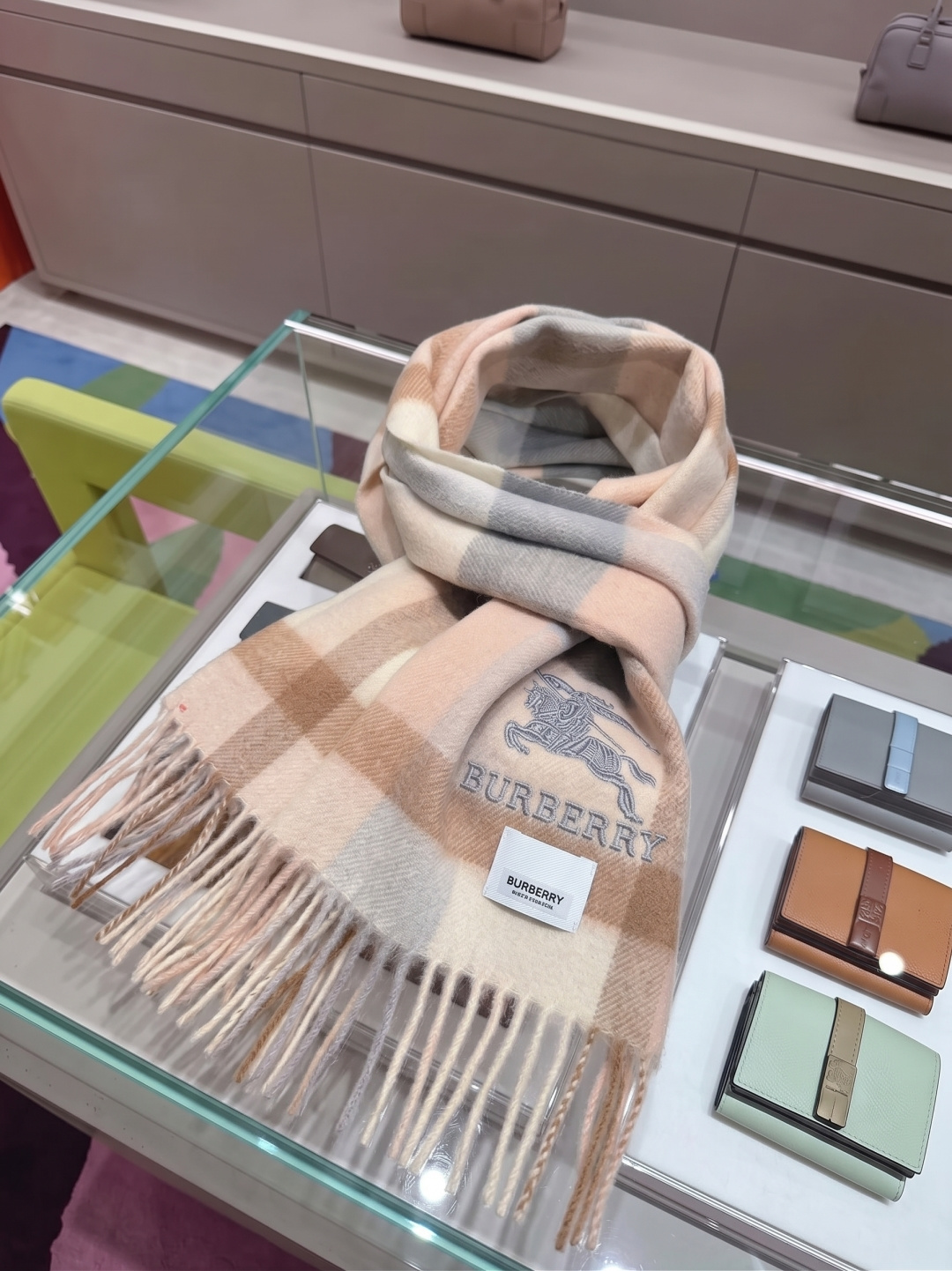 burberry经典羊绒格子围巾‼专柜最新品相，目前专柜都换上了新标👍经典中的经典.全品相‼其他什么F货都弱爆了，超级重