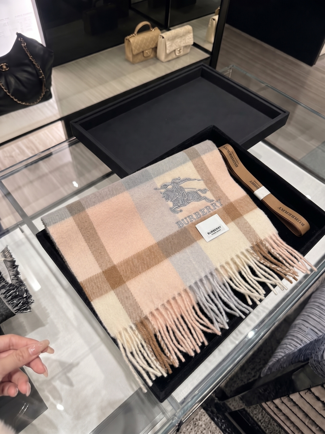 burberry经典羊绒格子围巾‼专柜最新品相，目前专柜都换上了新标👍经典中的经典.全品相‼其他什么F货都弱爆了，超级重