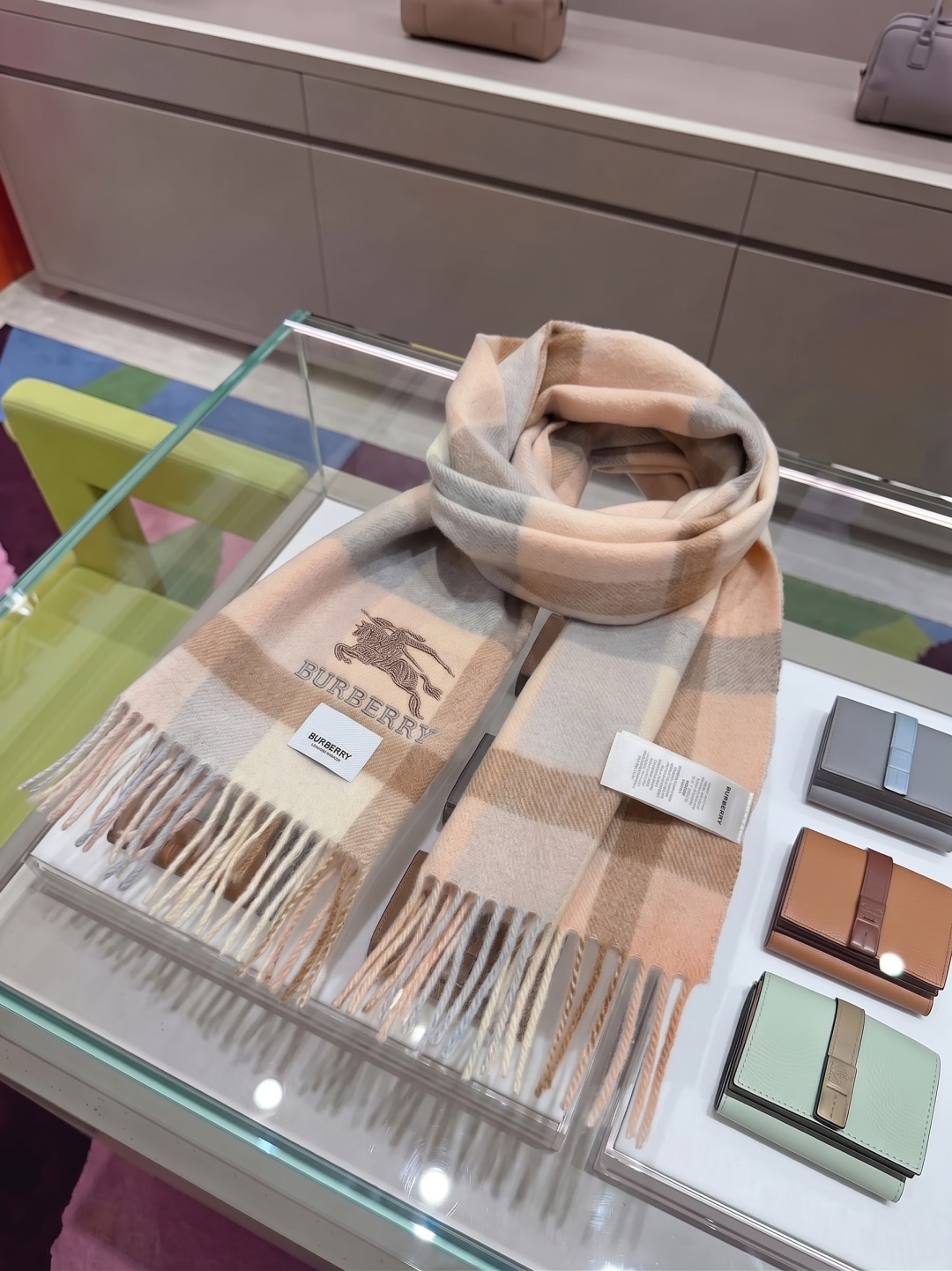burberry经典羊绒格子围巾‼专柜最新品相，目前专柜都换上了新标👍经典中的经典.全品相‼其他什么F货都弱爆了，超级重