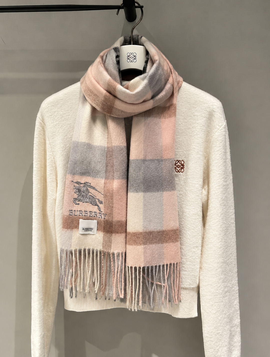 burberry经典羊绒格子围巾‼专柜最新品相，目前专柜都换上了新标👍经典中的经典.全品相‼其他什么F货都弱爆了，超级重