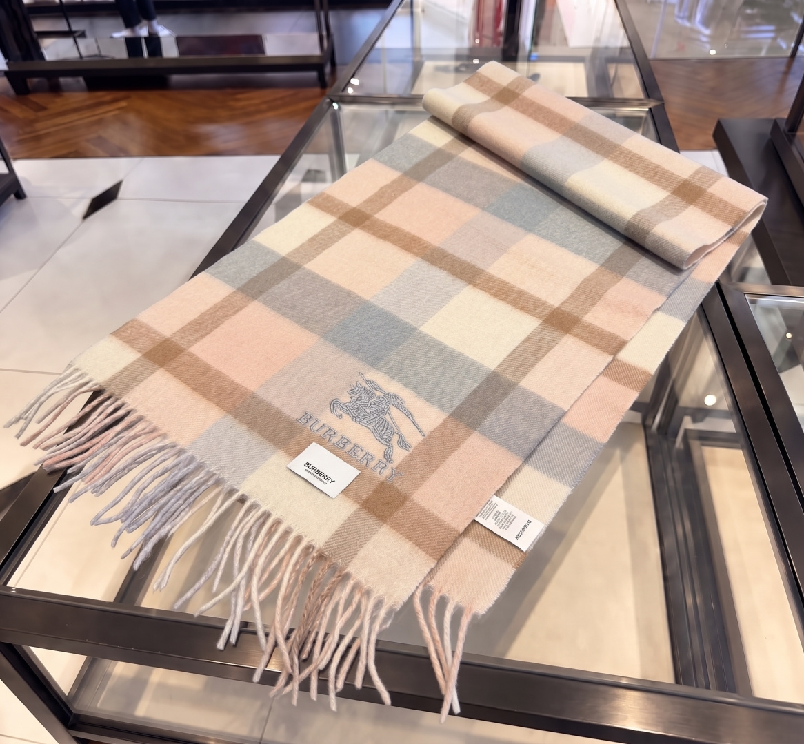 burberry经典羊绒格子围巾‼专柜最新品相，目前专柜都换上了新标👍经典中的经典.全品相‼其他什么F货都弱爆了，超级重