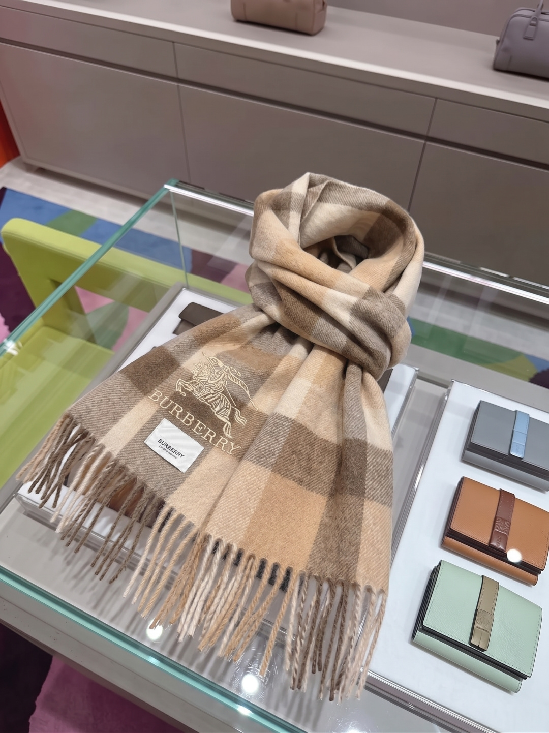 burberry经典羊绒格子围巾‼专柜最新品相，目前专柜都换上了新标👍经典中的经典.全品相‼其他什么F货都弱爆了，超级重