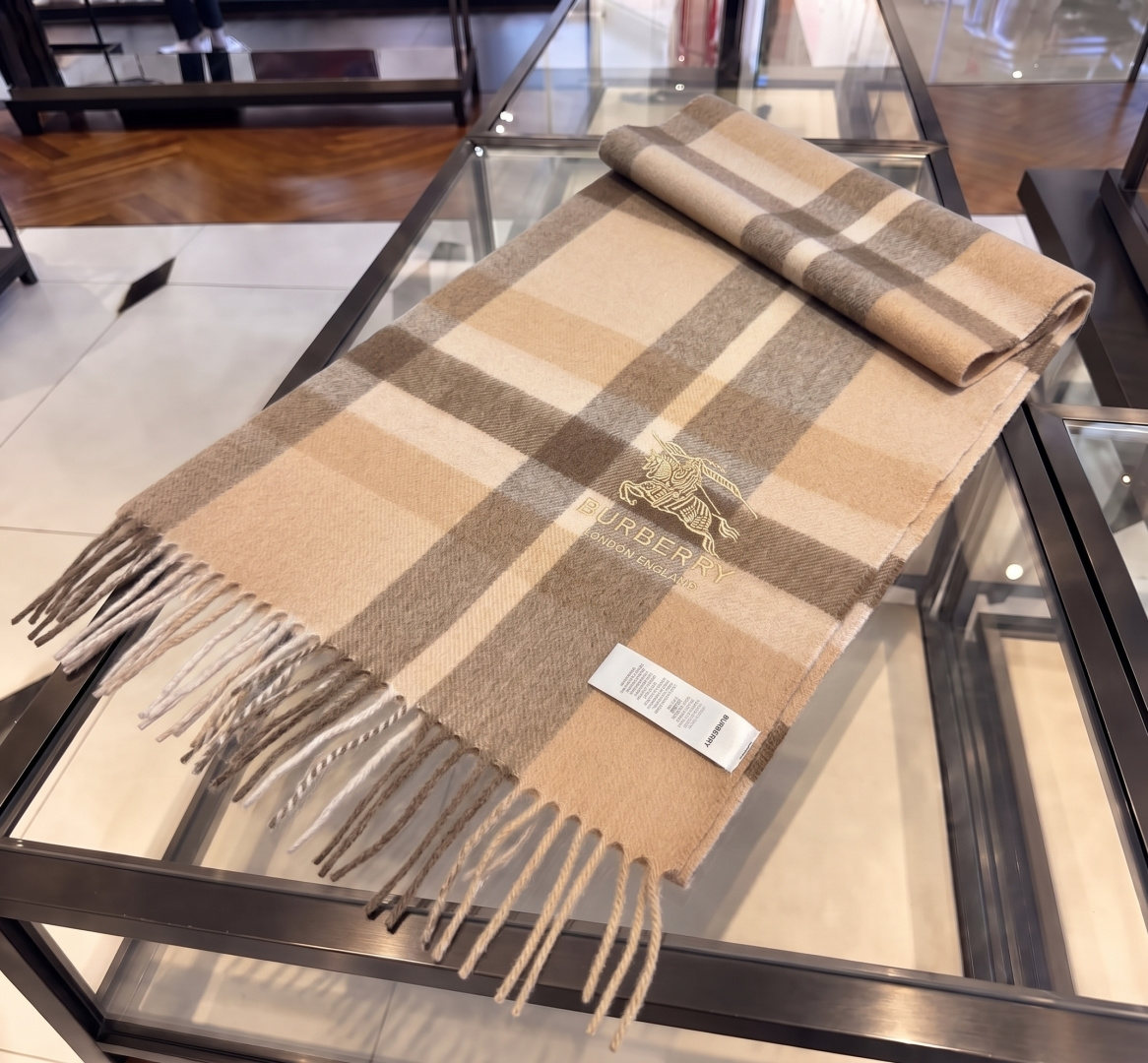 burberry经典羊绒格子围巾‼专柜最新品相，目前专柜都换上了新标👍经典中的经典.全品相‼其他什么F货都弱爆了，超级重