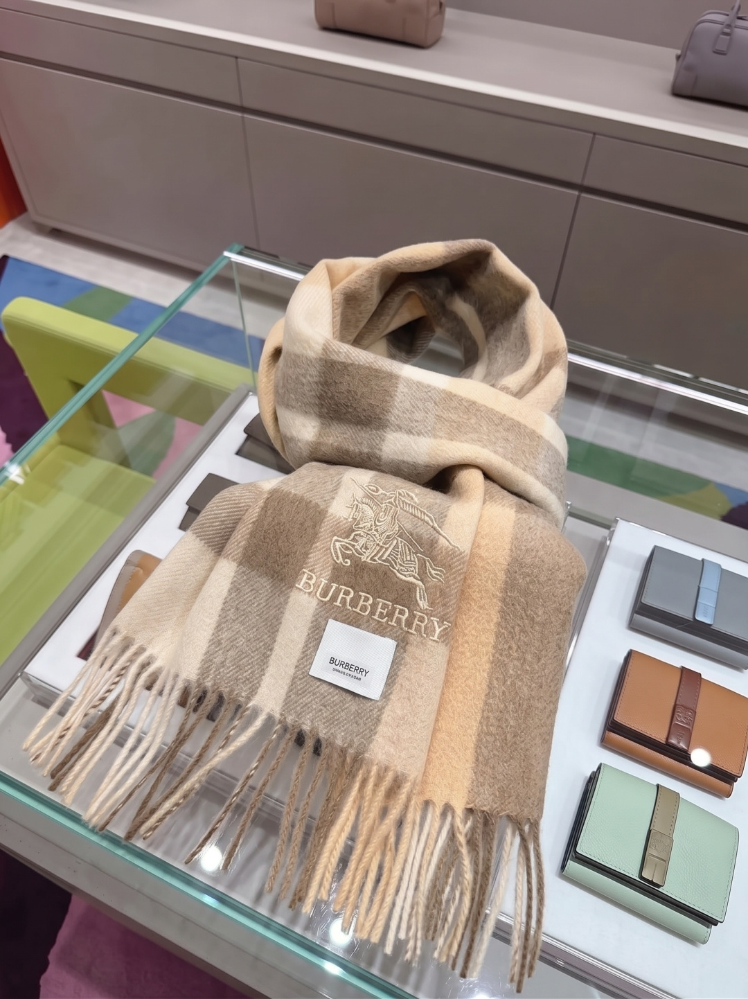 burberry经典羊绒格子围巾‼专柜最新品相，目前专柜都换上了新标👍经典中的经典.全品相‼其他什么F货都弱爆了，超级重