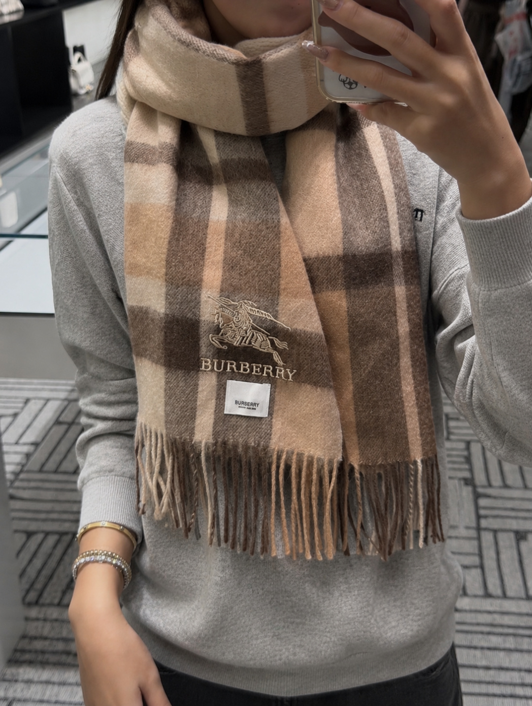 burberry经典羊绒格子围巾‼专柜最新品相,目前专柜都换上了新标👍经典中的经典.全品相‼其他什么F货都弱爆了,超级重 burberry经典羊绒格子围巾‼专柜最新品相,目前专柜都换上了新标👍经典中的经典.全品相‼其他什么F货都弱爆了,超级重