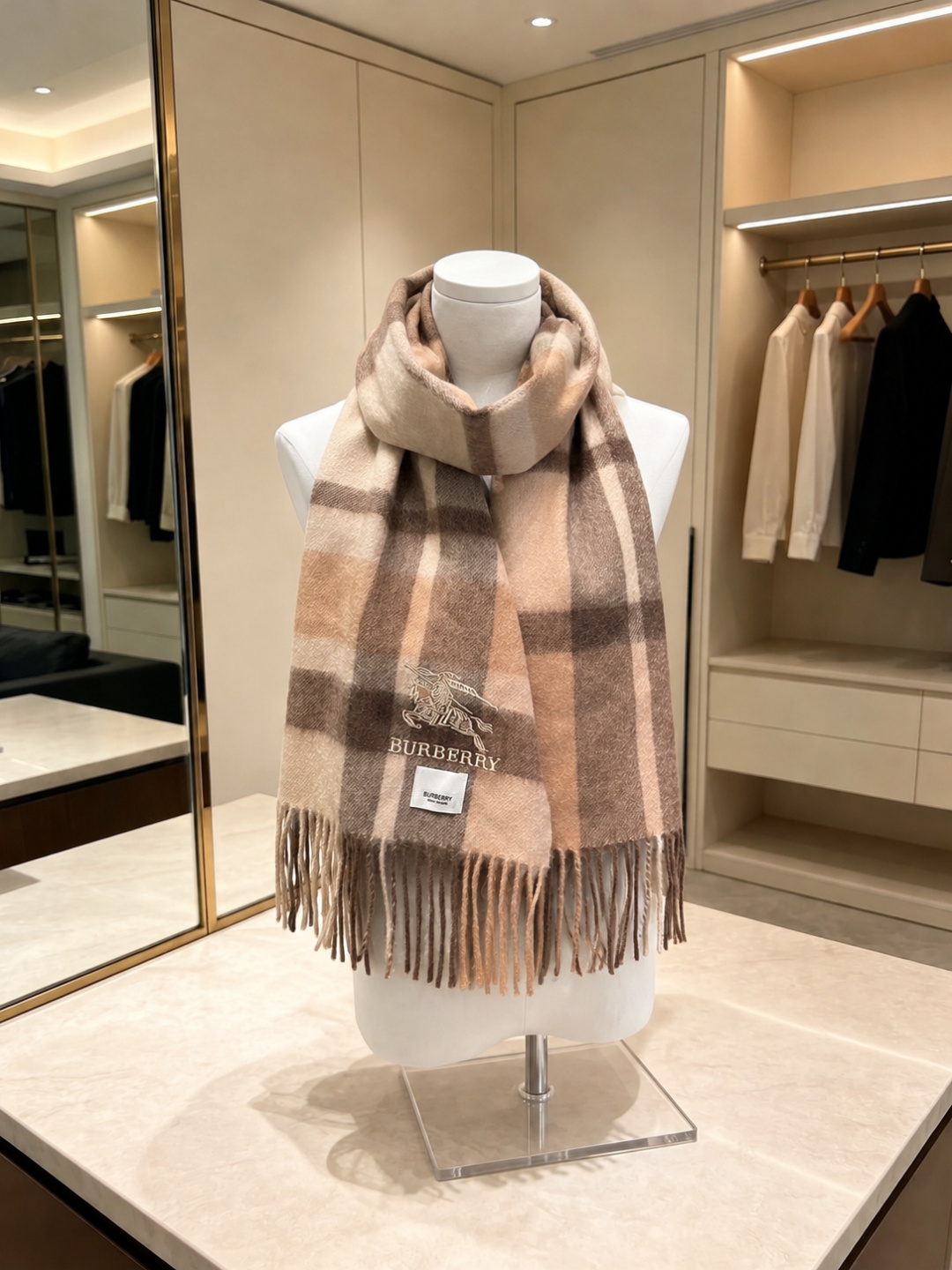 burberry经典羊绒格子围巾‼专柜最新品相，目前专柜都换上了新标👍经典中的经典.全品相‼其他什么F货都弱爆了，超级重
