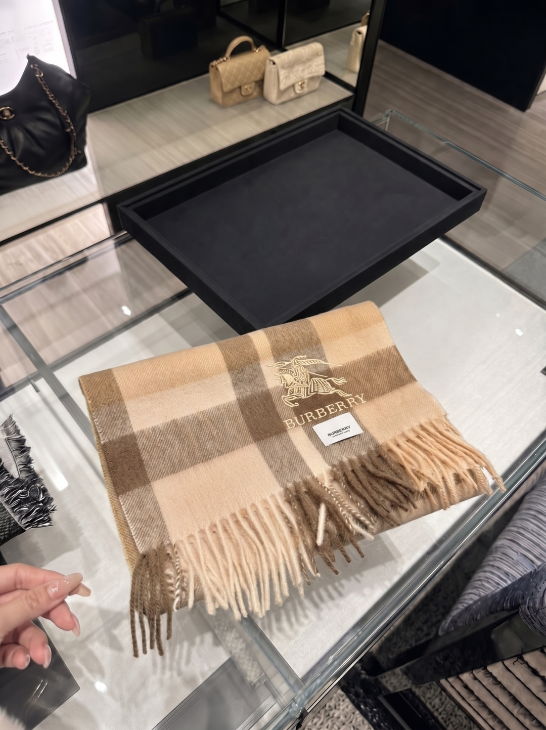 burberry经典羊绒格子围巾‼专柜最新品相，目前专柜都换上了新标👍经典中的经典.全品相‼其他什么F货都弱爆了，超级重