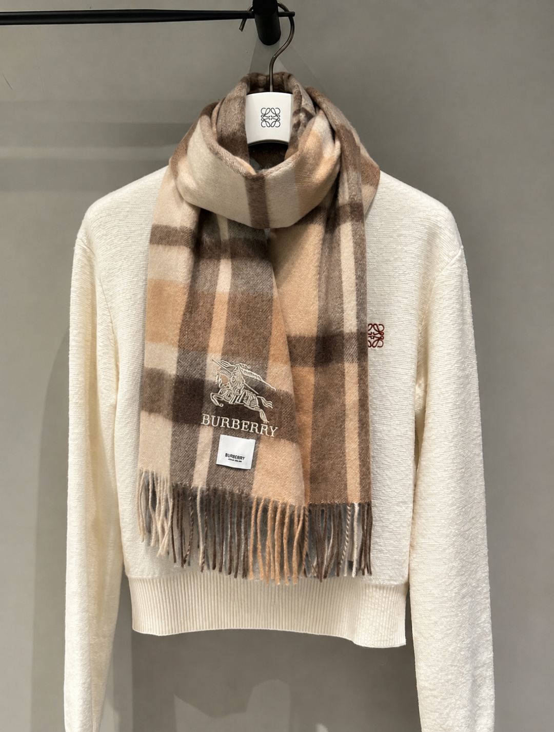 burberry经典羊绒格子围巾‼专柜最新品相，目前专柜都换上了新标👍经典中的经典.全品相‼其他什么F货都弱爆了，超级重