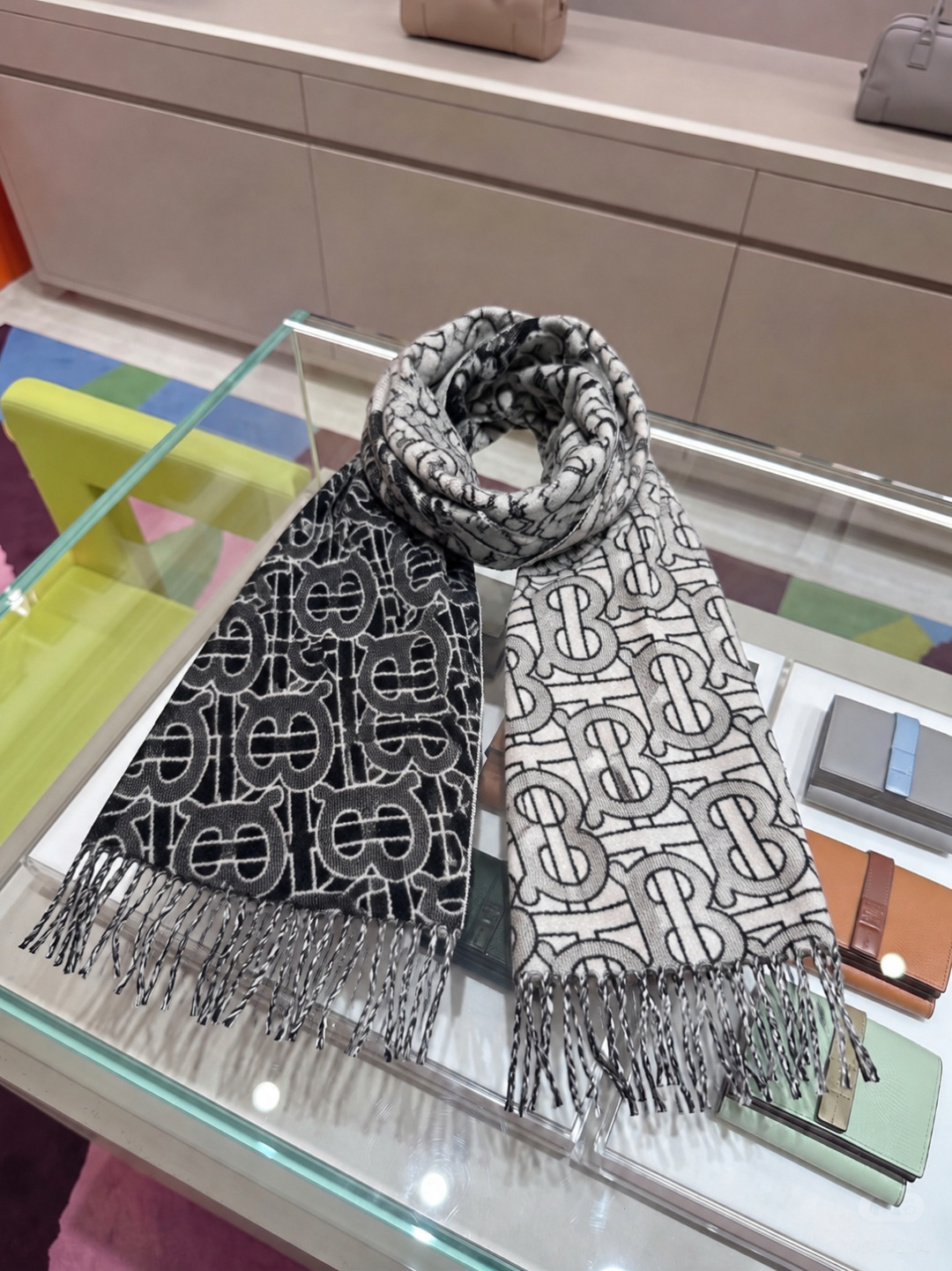 Burberry重磅极品‼️超级流弊。品质绝了，‼️有正品的尽管拉出来PK一下😝绝逼重磅款，一万个推荐👍限量版~和专柜一